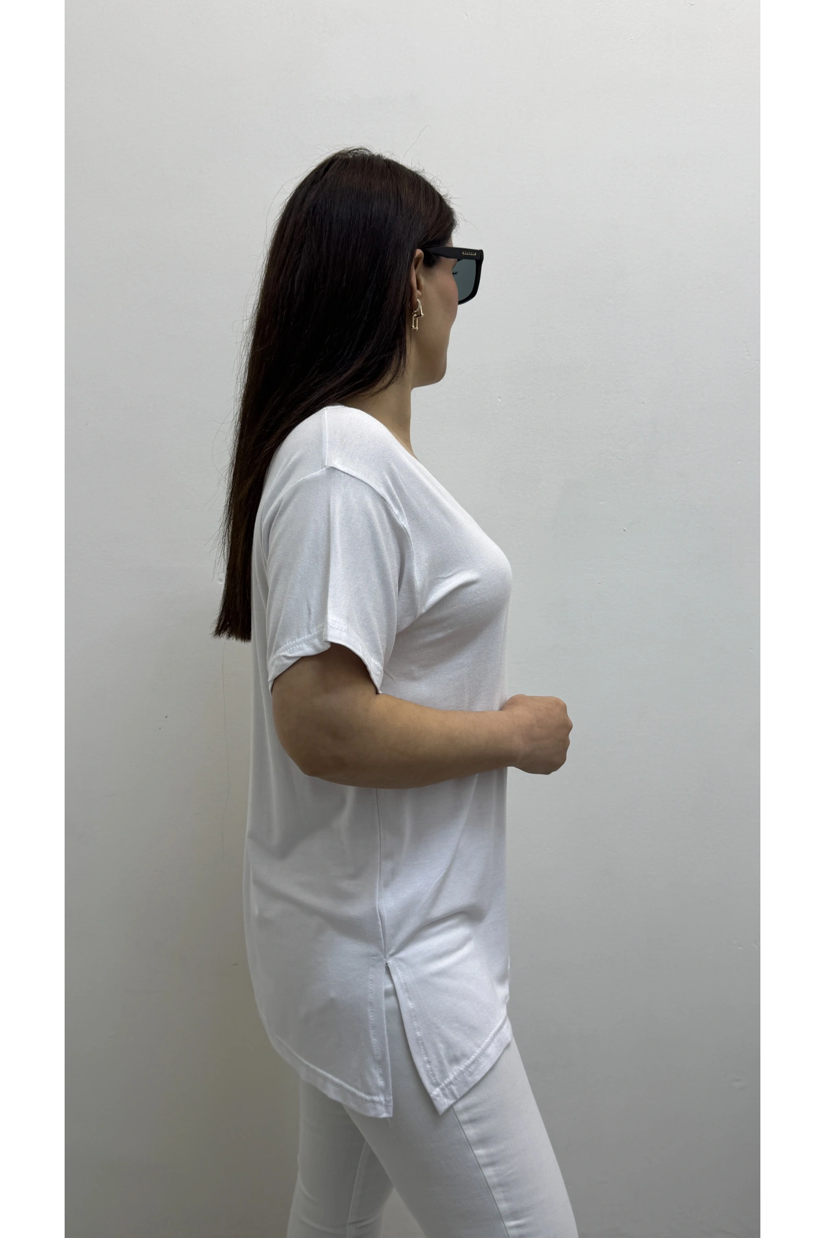 İki Yandan Yırtmaçlı V Yaka Beyaz Basic Tişört