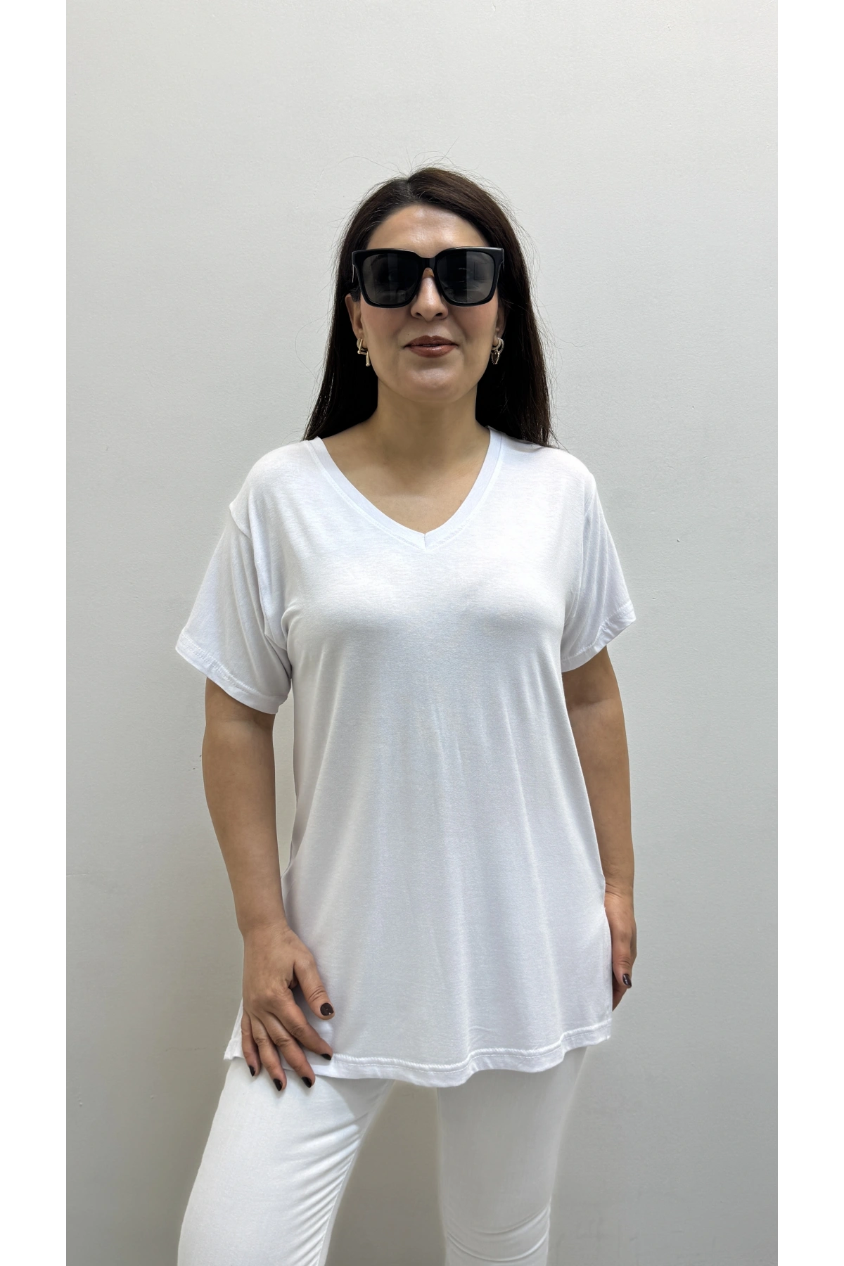 İki Yandan Yırtmaçlı V Yaka Beyaz Basic Tişört