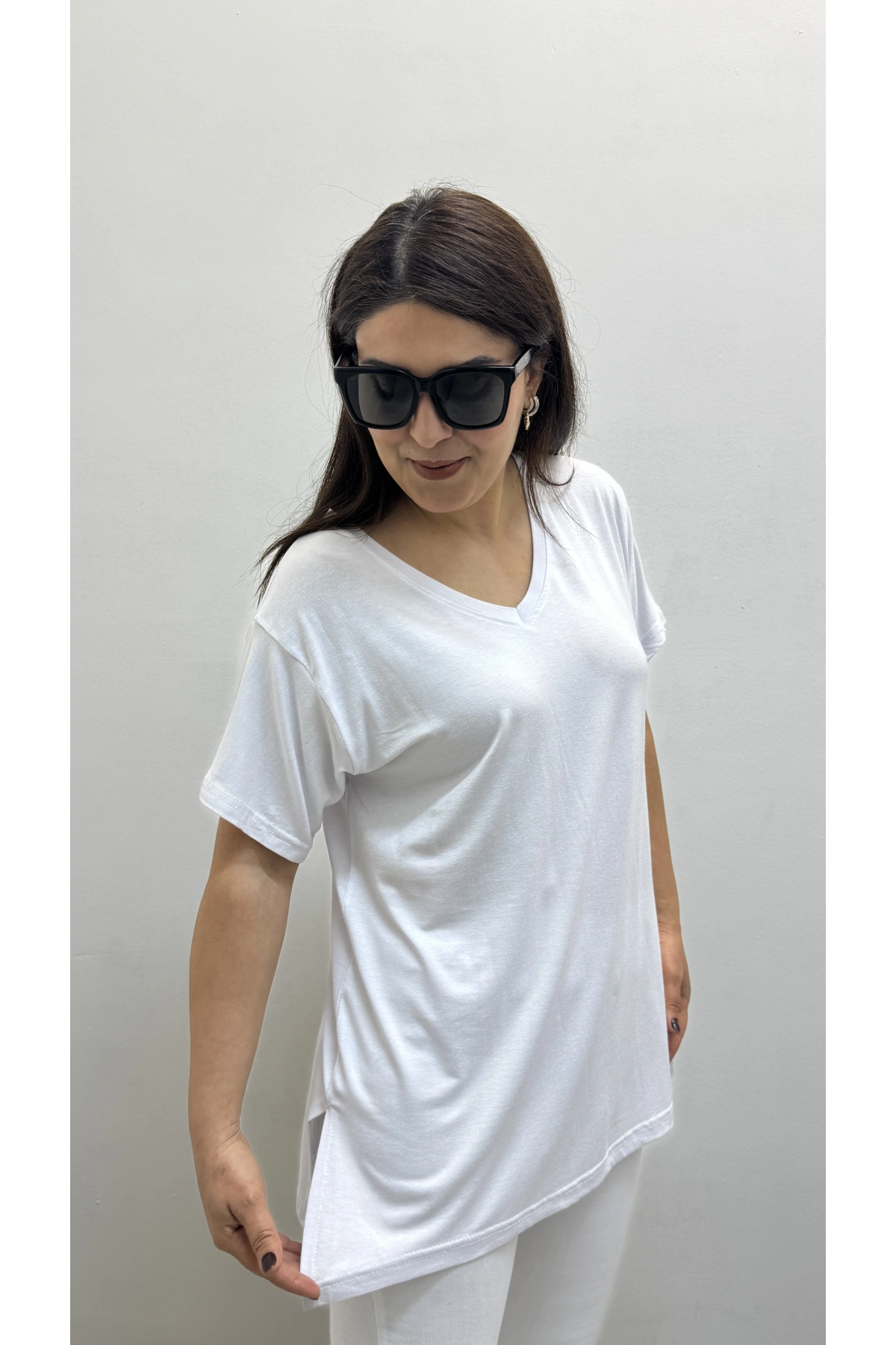 İki Yandan Yırtmaçlı V Yaka Beyaz Basic Tişört