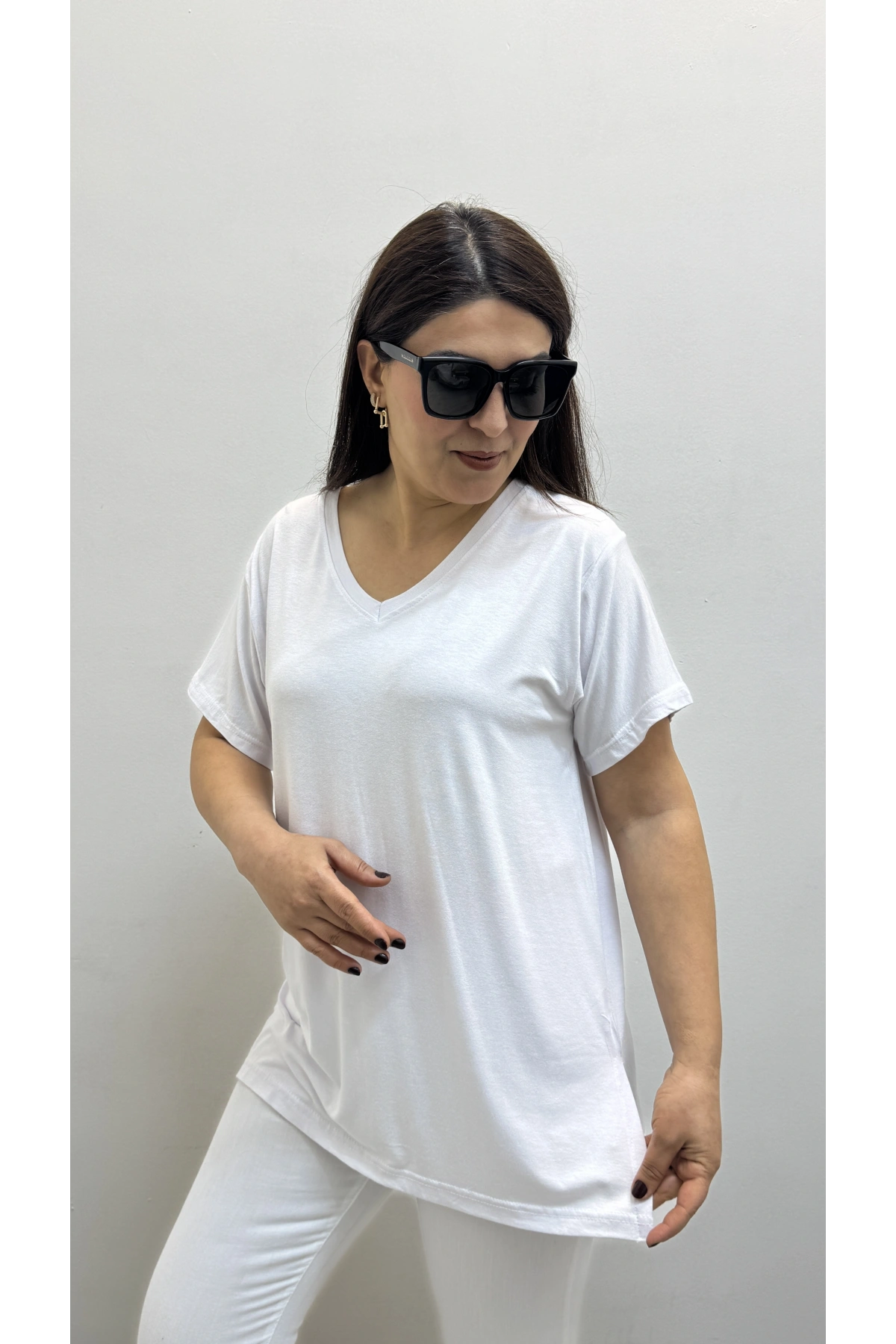 İki Yandan Yırtmaçlı V Yaka Beyaz Basic Tişört
