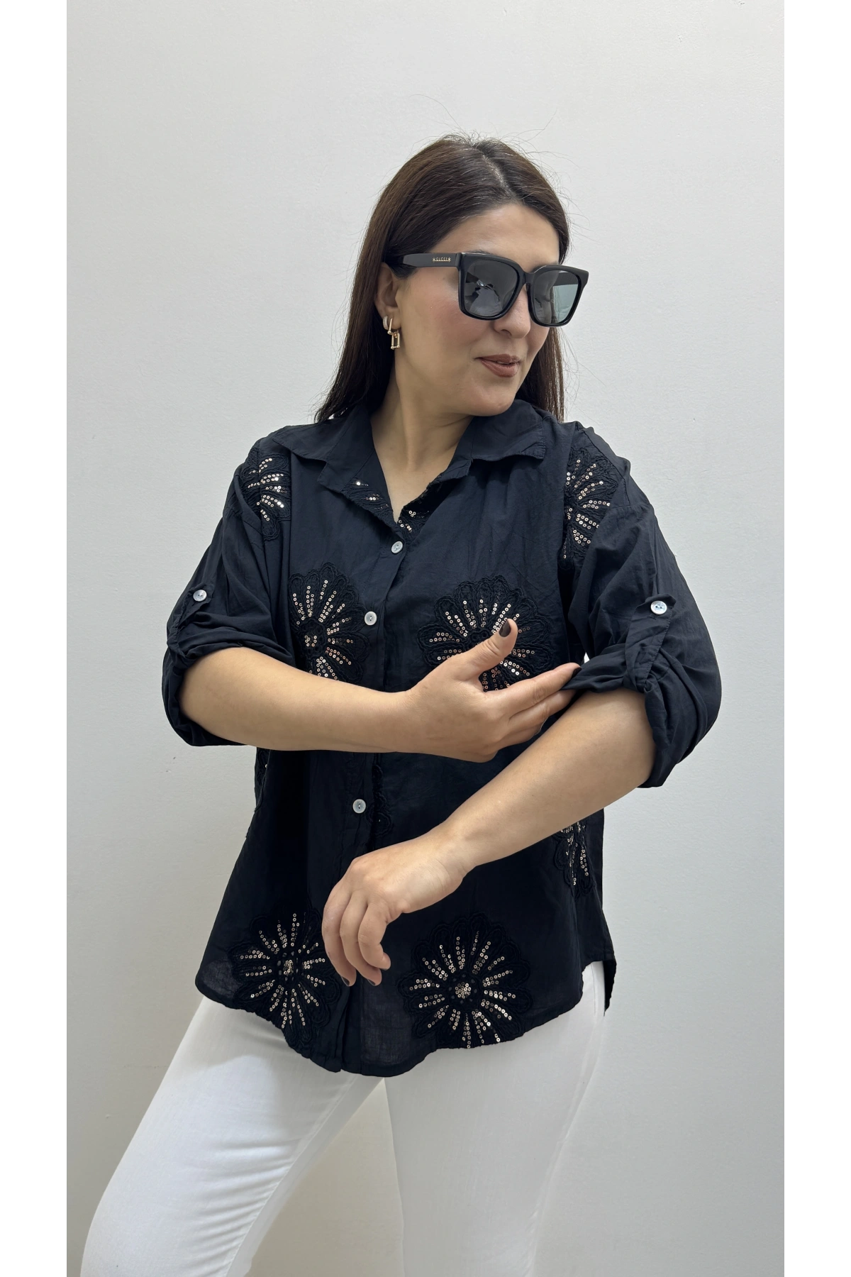 Nakışlı Pul Payet İşlemeli Siyah İthal Gömlek