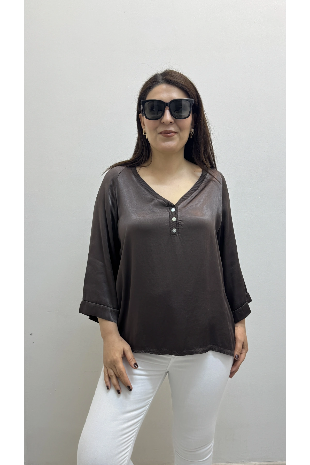 V Yaka Düğme Detaylı Kahverengi Saten İthal Bluz