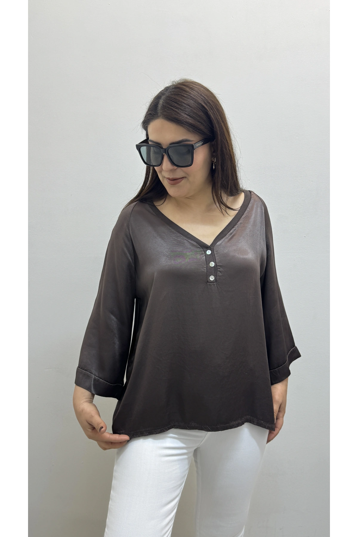 V Yaka Düğme Detaylı Kahverengi Saten İthal Bluz