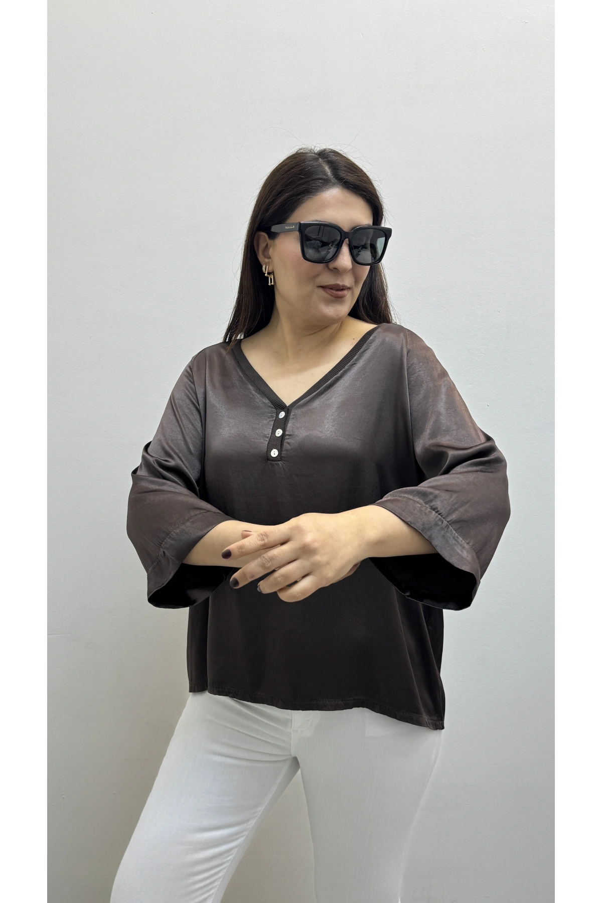 V Yaka Düğme Detaylı Kahverengi Saten İthal Bluz