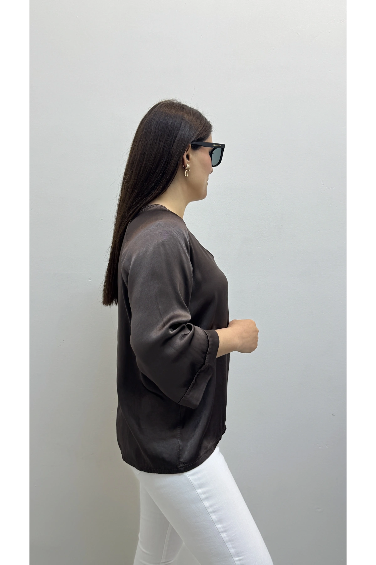 V Yaka Düğme Detaylı Kahverengi Saten İthal Bluz