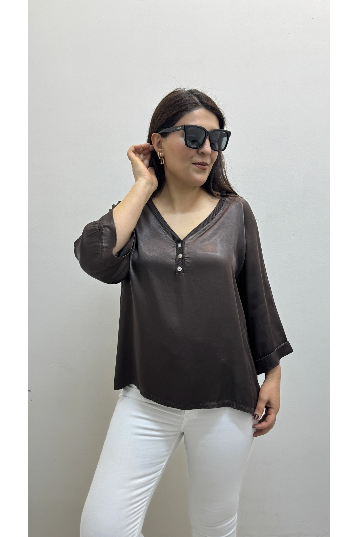 V Yaka Düğme Detaylı Kahverengi Saten İthal Bluz
