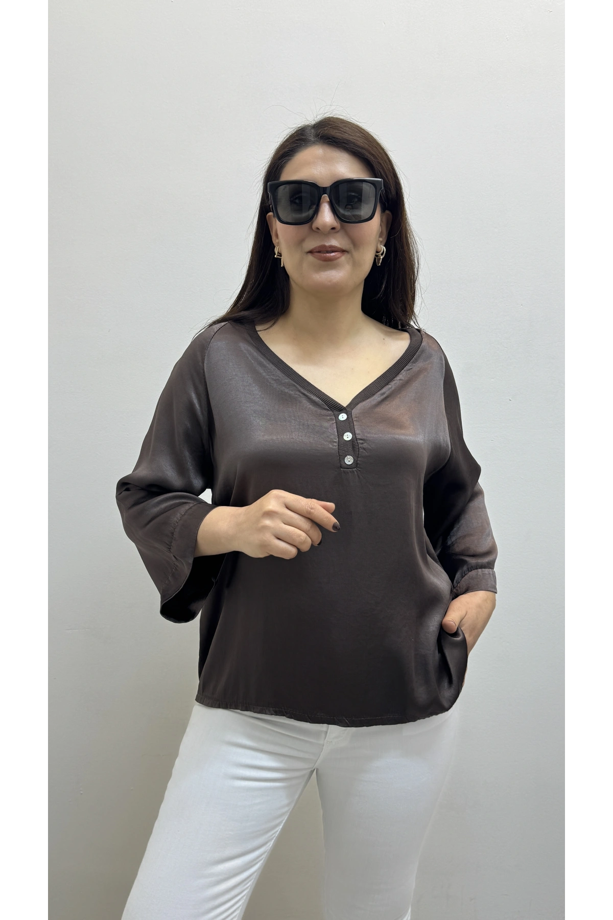 V Yaka Düğme Detaylı Kahverengi Saten İthal Bluz