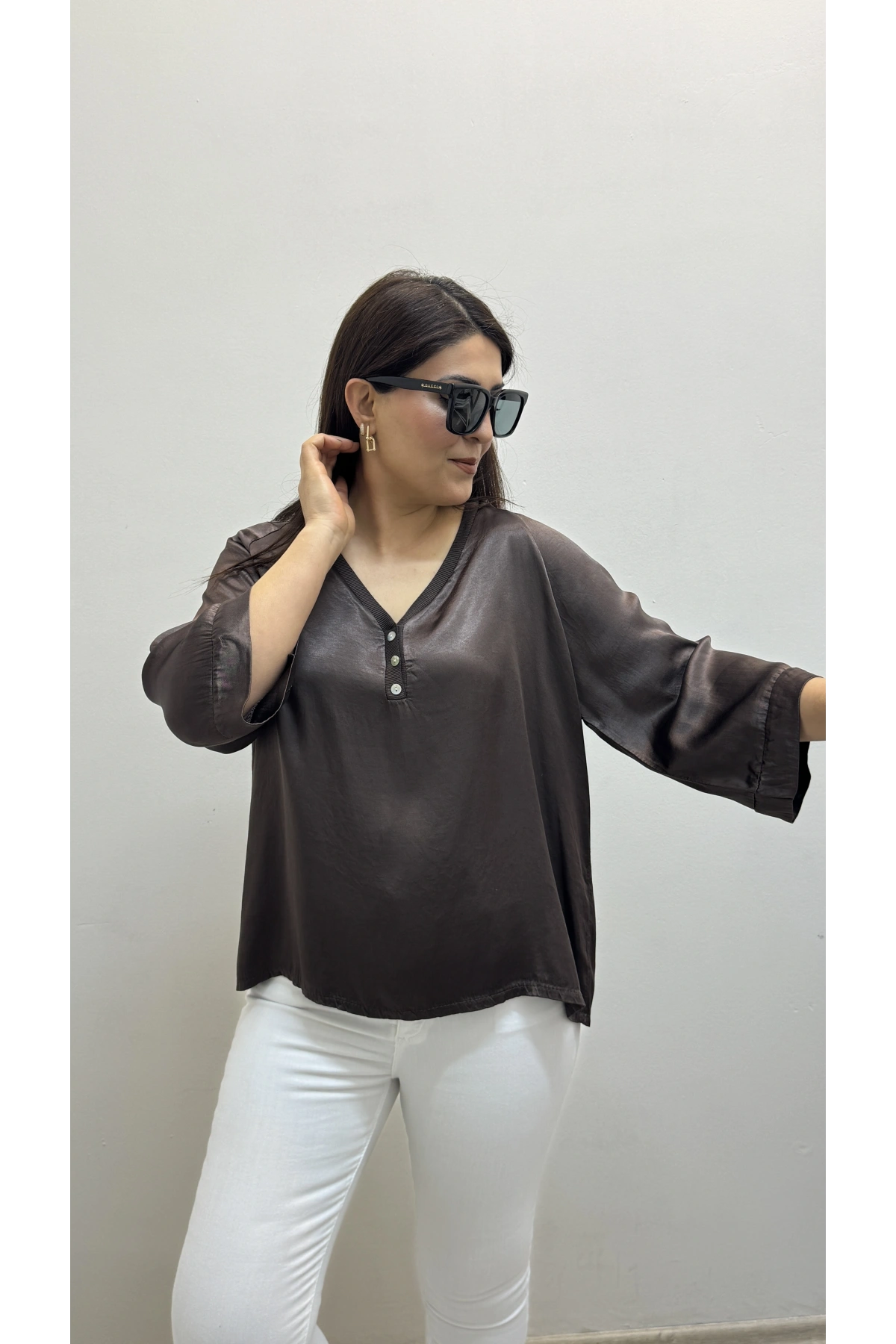 V Yaka Düğme Detaylı Kahverengi Saten İthal Bluz