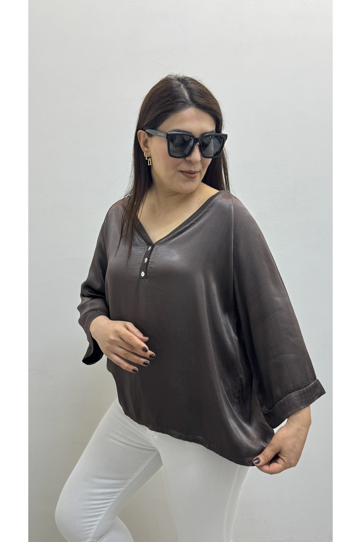 V Yaka Düğme Detaylı Kahverengi Saten İthal Bluz