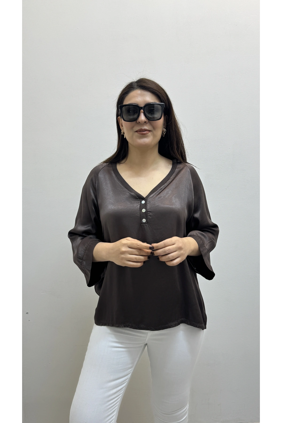 V Yaka Düğme Detaylı Kahverengi Saten İthal Bluz