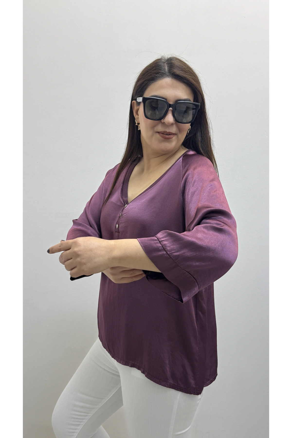 V Yaka Düğme Detaylı Mürdüm Rengi Saten İthal Bluz