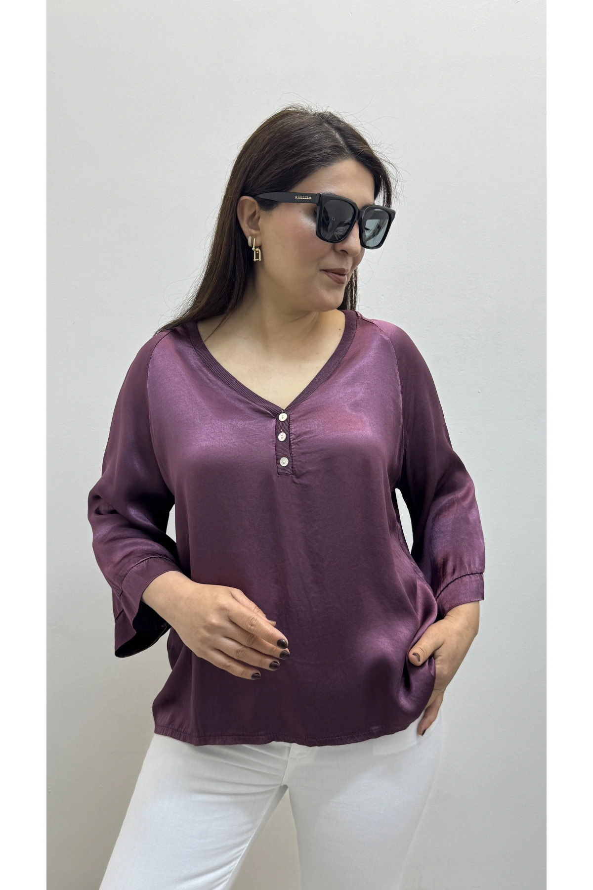 V Yaka Düğme Detaylı Mürdüm Rengi Saten İthal Bluz