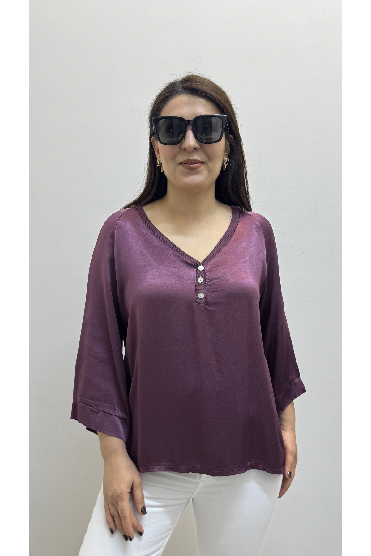 V Yaka Düğme Detaylı Mürdüm Rengi Saten İthal Bluz