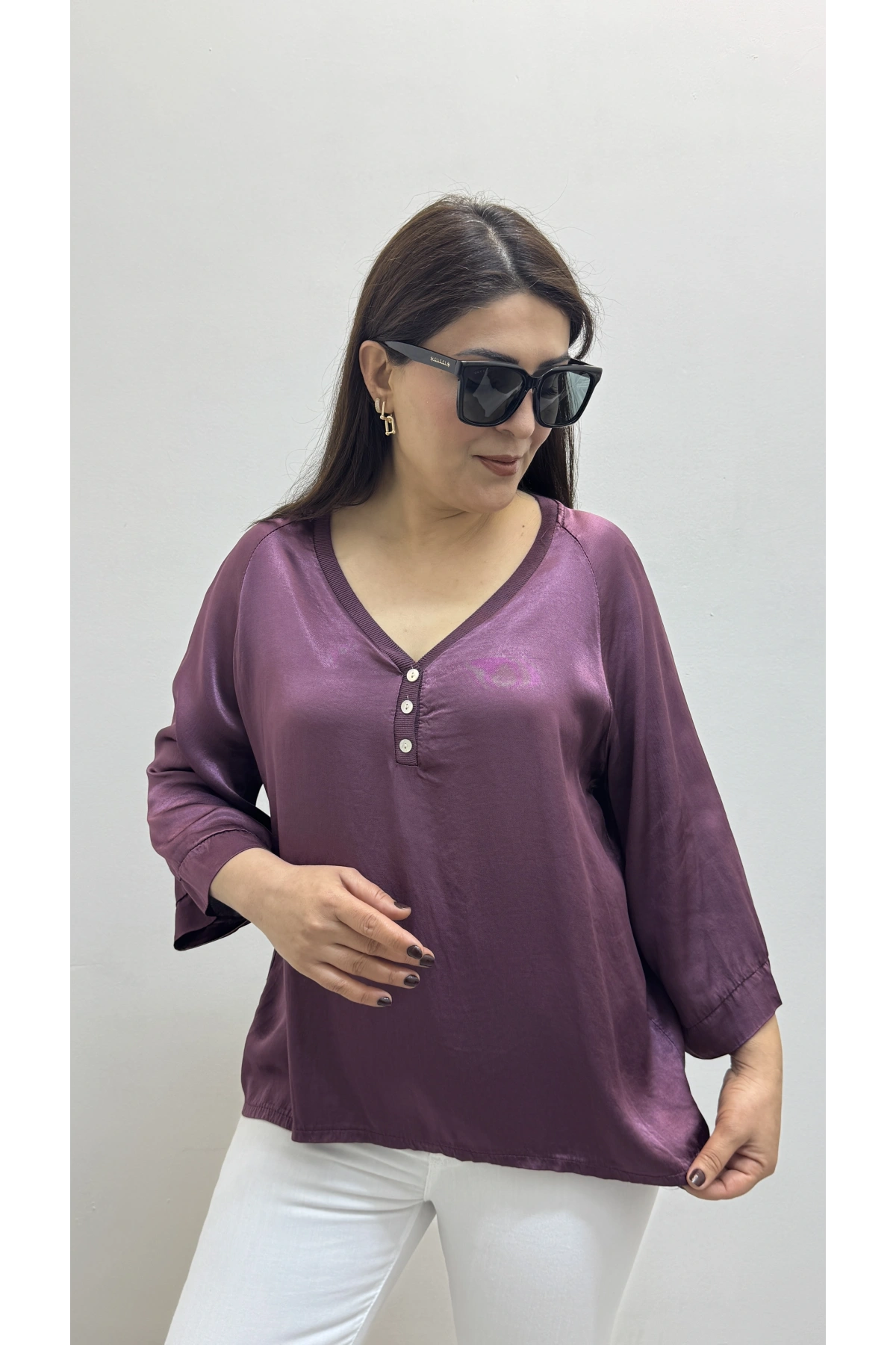 V Yaka Düğme Detaylı Mürdüm Rengi Saten İthal Bluz