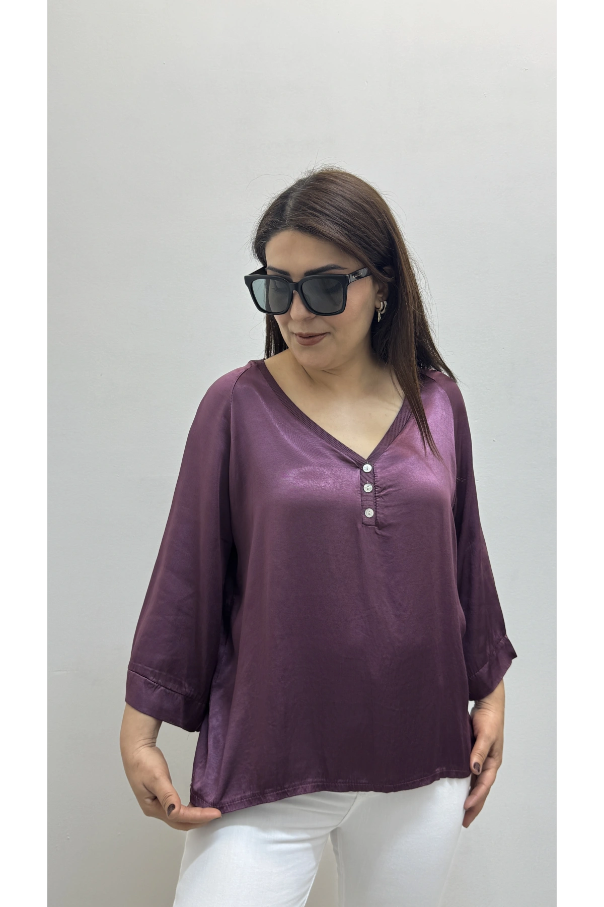 V Yaka Düğme Detaylı Mürdüm Rengi Saten İthal Bluz