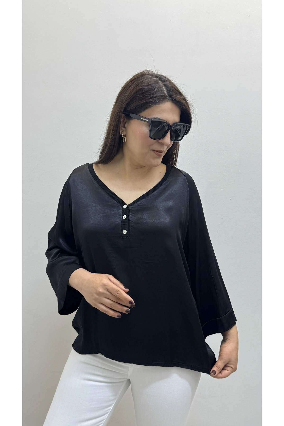 V Yaka Düğme Detaylı Siyah Saten İthal Bluz