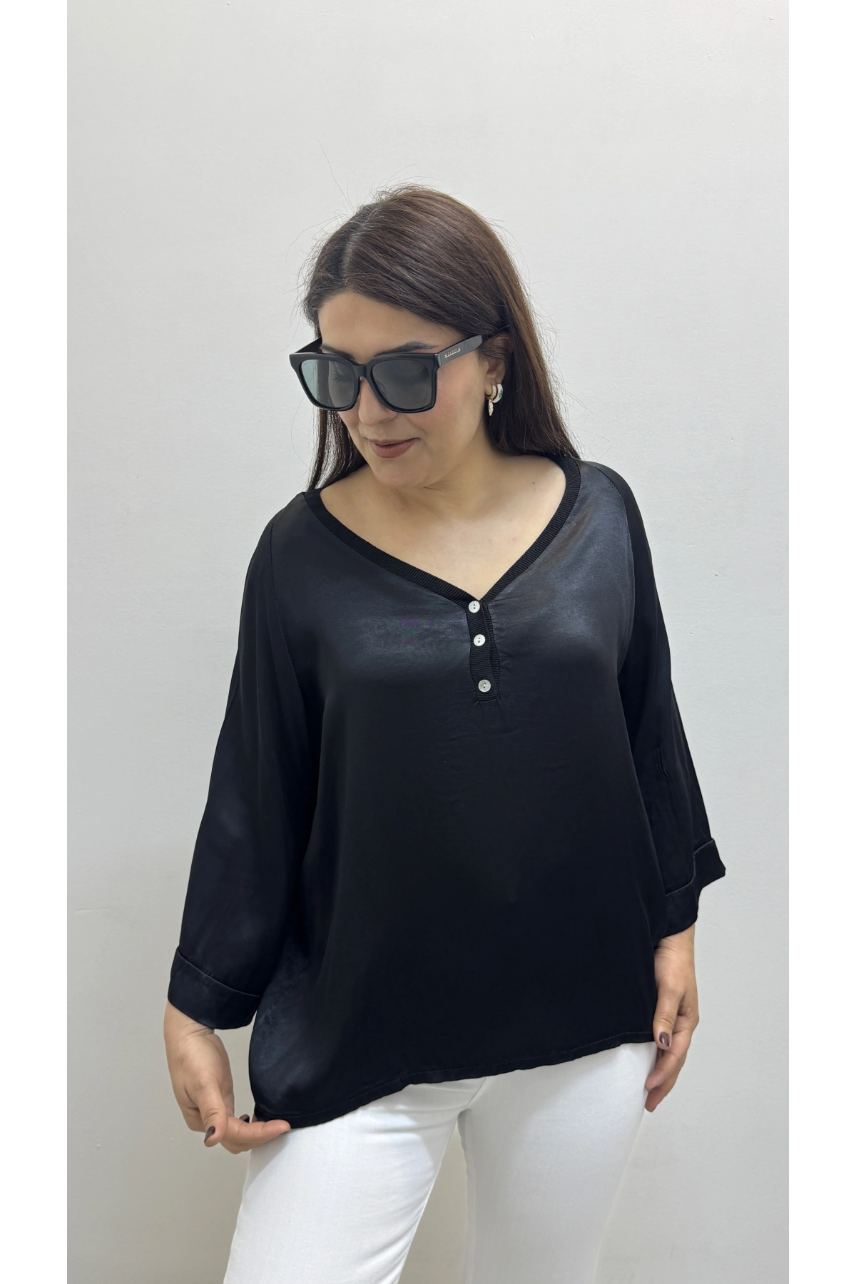 V Yaka Düğme Detaylı Siyah Saten İthal Bluz