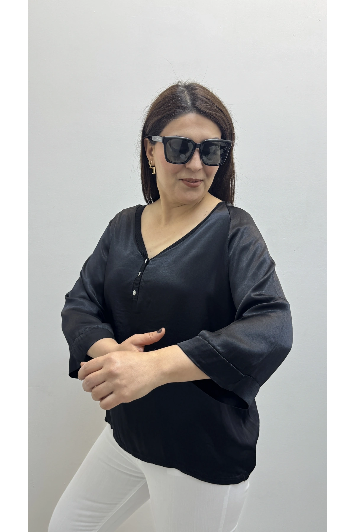 V Yaka Düğme Detaylı Siyah Saten İthal Bluz