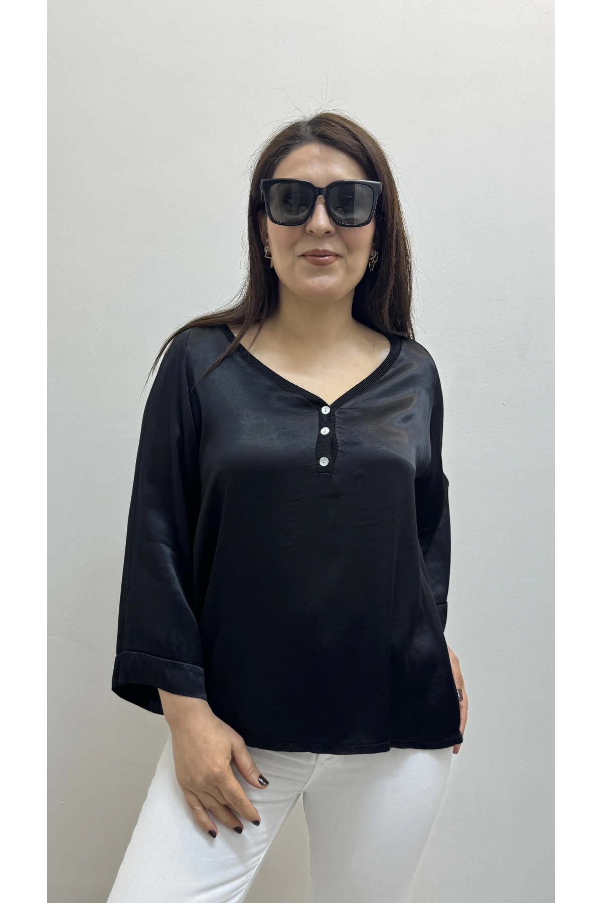 V Yaka Düğme Detaylı Siyah Saten İthal Bluz