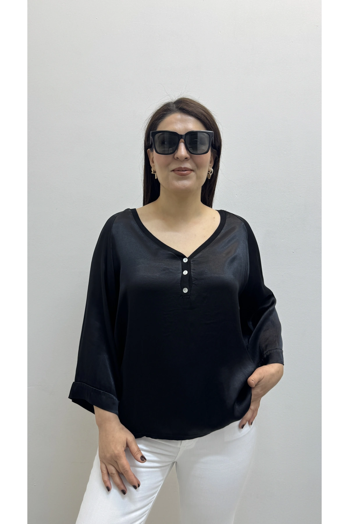 V Yaka Düğme Detaylı Siyah Saten İthal Bluz