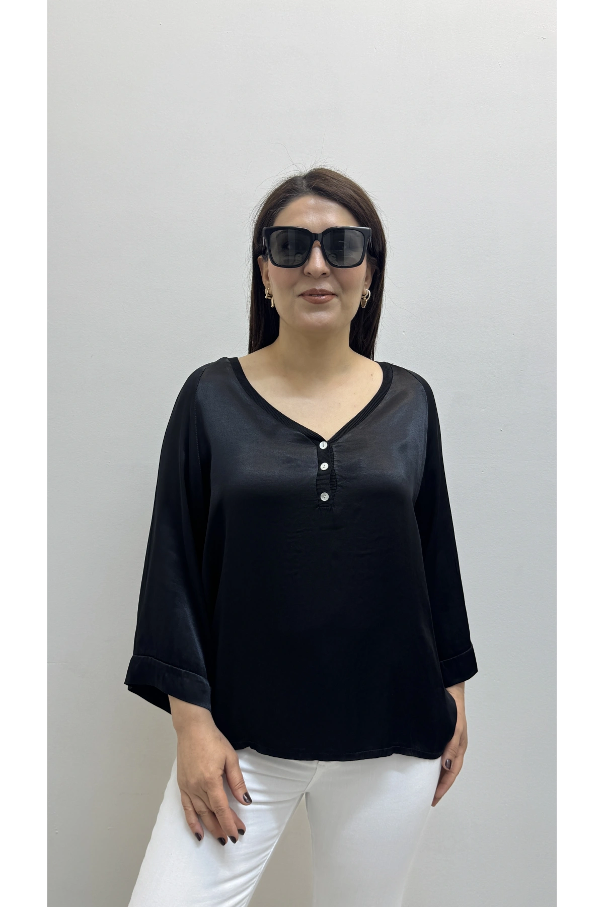 V Yaka Düğme Detaylı Siyah Saten İthal Bluz