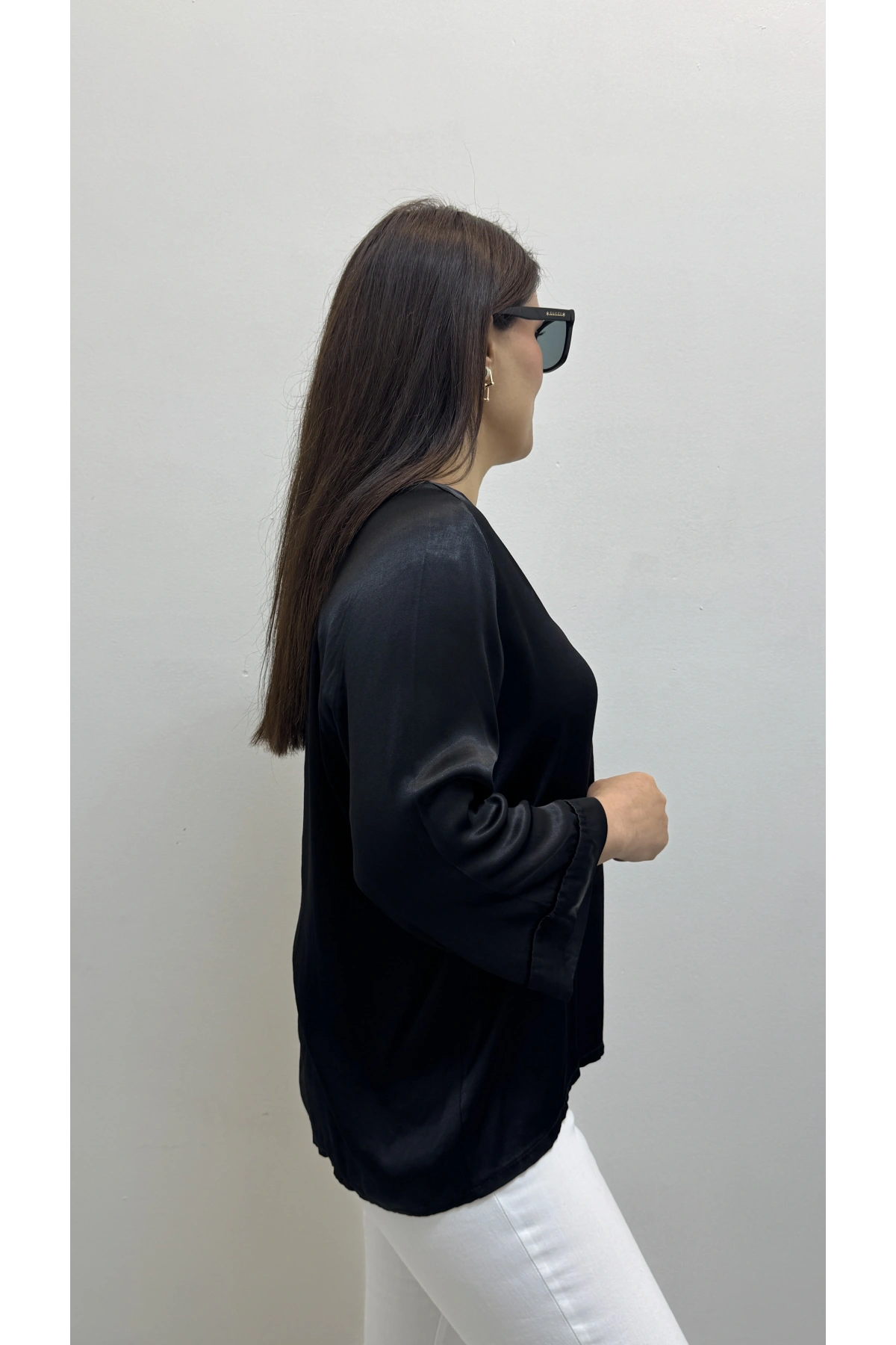 V Yaka Düğme Detaylı Siyah Saten İthal Bluz