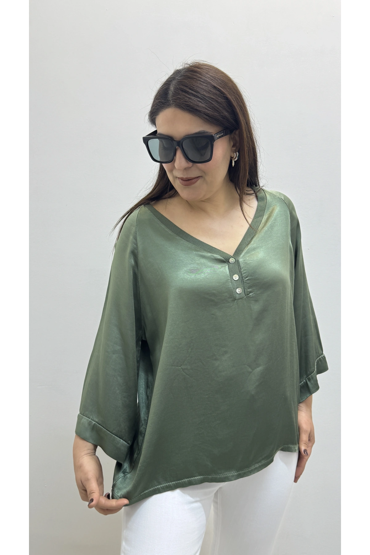 V Yaka Düğme Detaylı Haki Yeşil Saten İthal Bluz