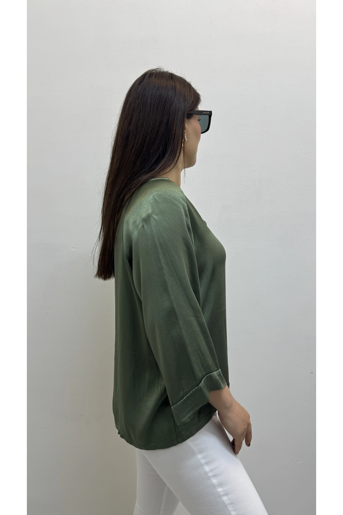 V Yaka Düğme Detaylı Haki Yeşil Saten İthal Bluz