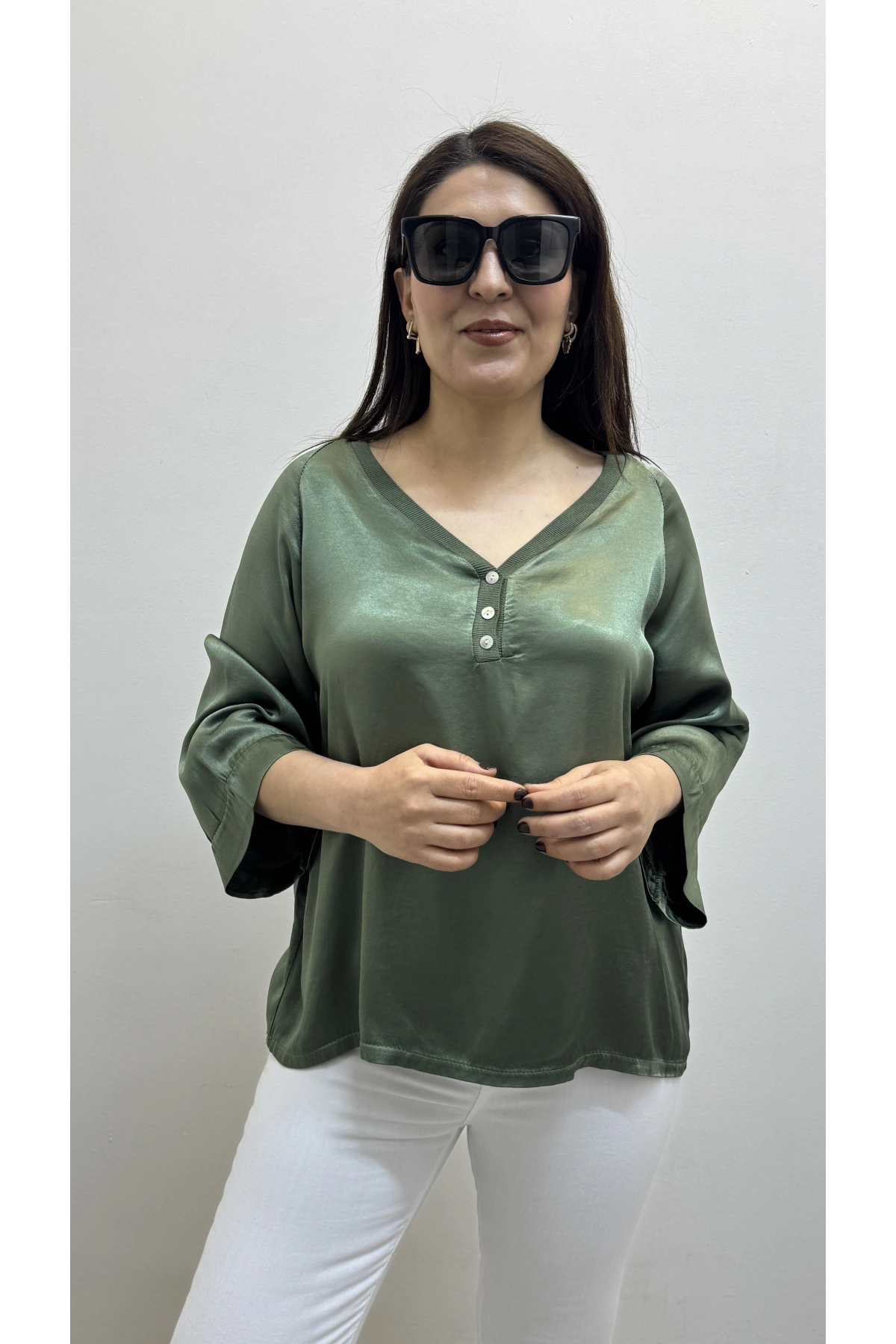V Yaka Düğme Detaylı Haki Yeşil Saten İthal Bluz