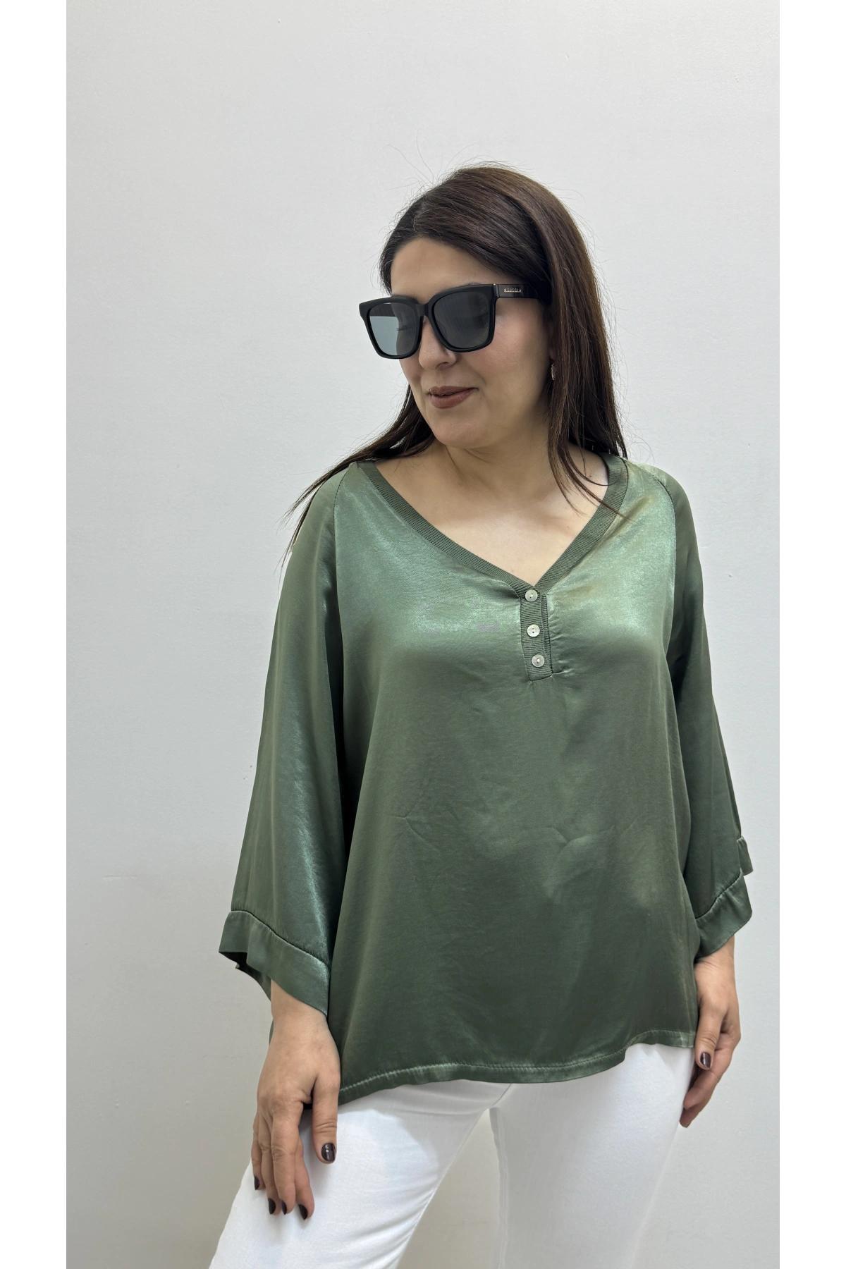 V Yaka Düğme Detaylı Haki Yeşil Saten İthal Bluz