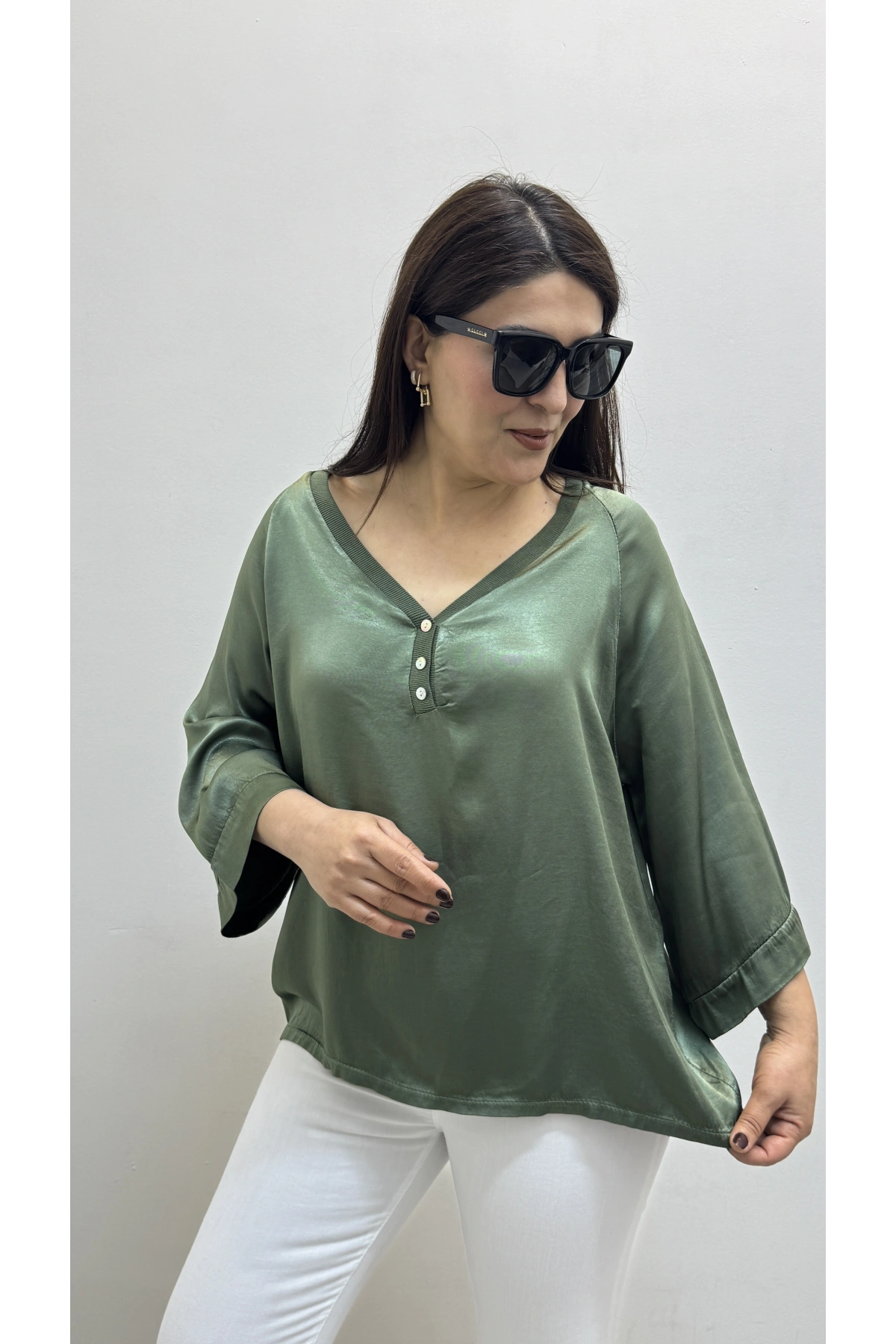 V Yaka Düğme Detaylı Haki Yeşil Saten İthal Bluz