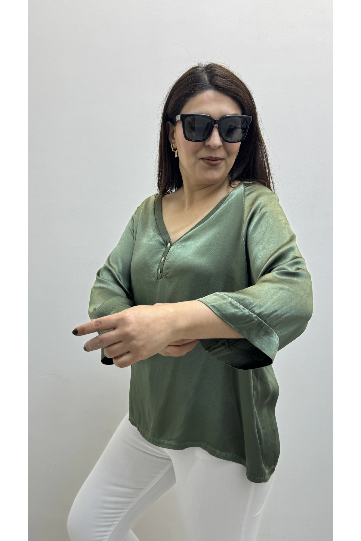 V Yaka Düğme Detaylı Haki Yeşil Saten İthal Bluz