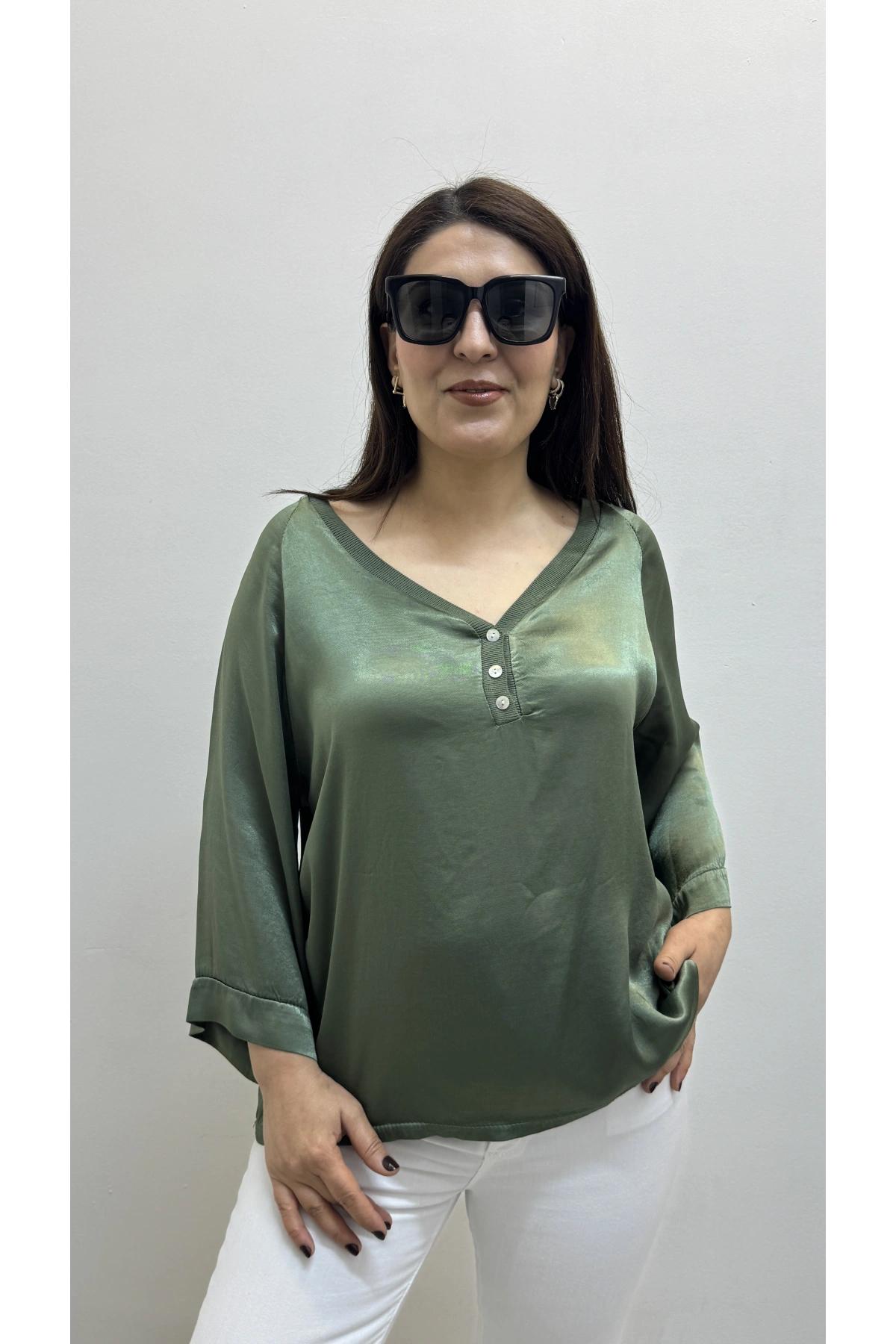 V Yaka Düğme Detaylı Haki Yeşil Saten İthal Bluz
