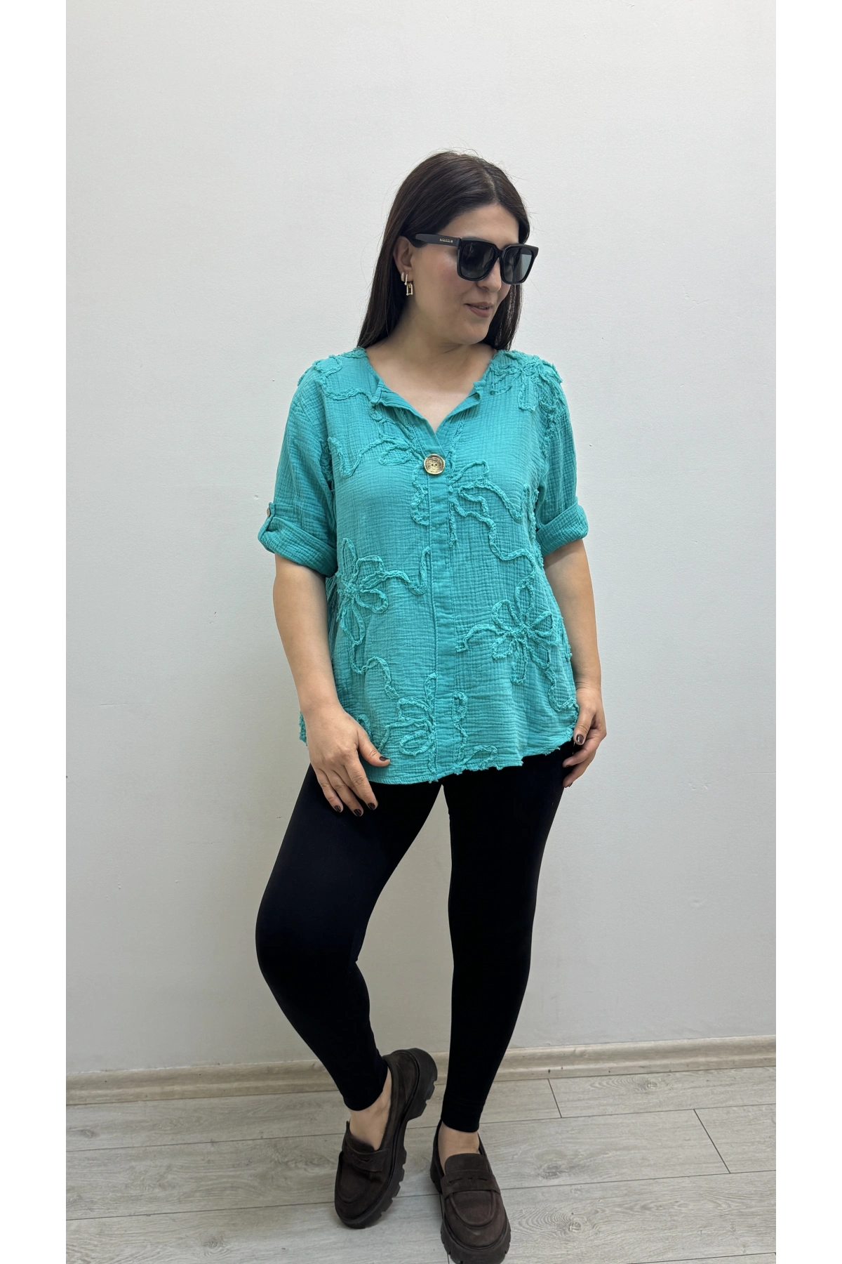 Kabartma Desenli Turkuaz Rengi Müslin Bluz