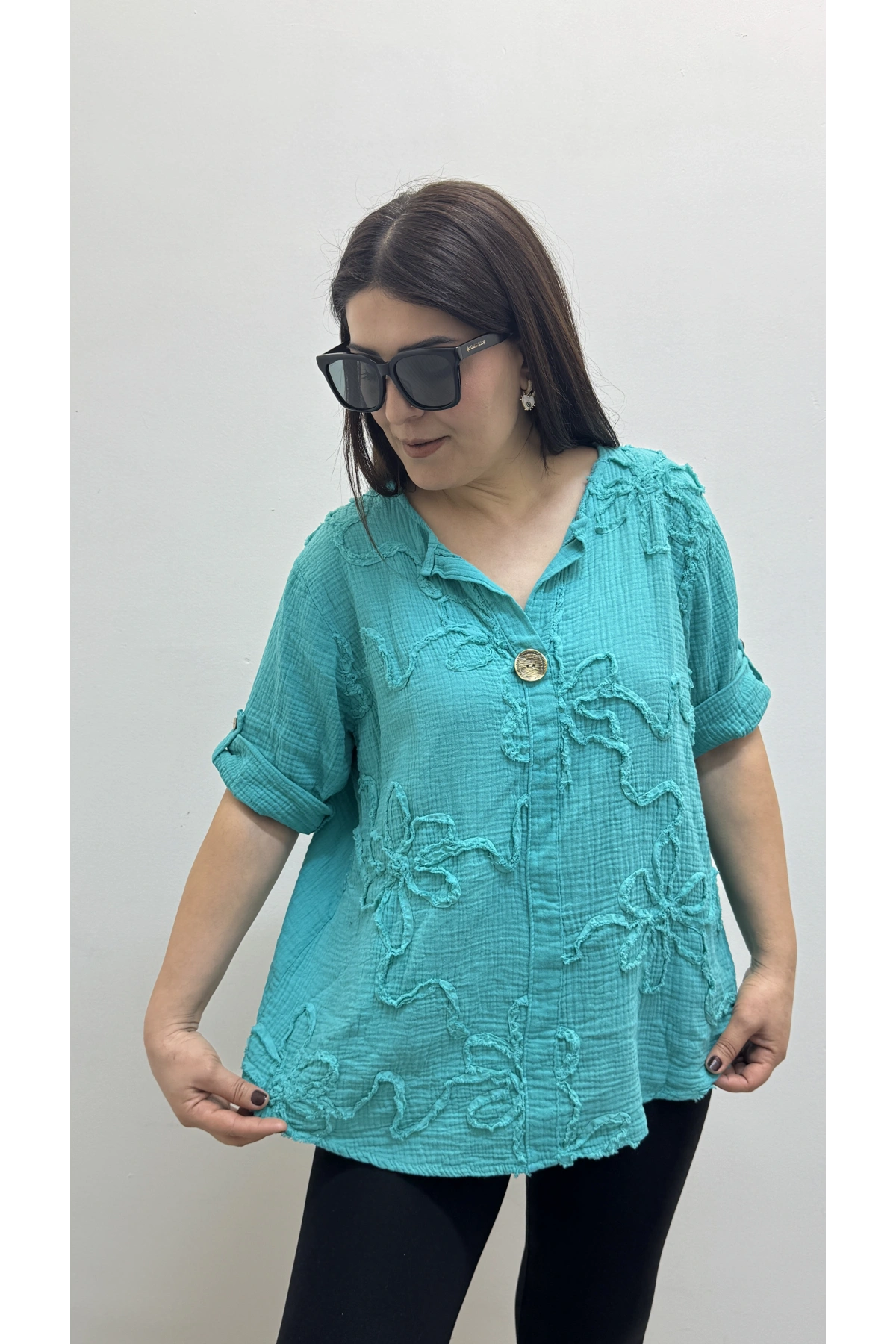 Kabartma Desenli Turkuaz Rengi Müslin Bluz
