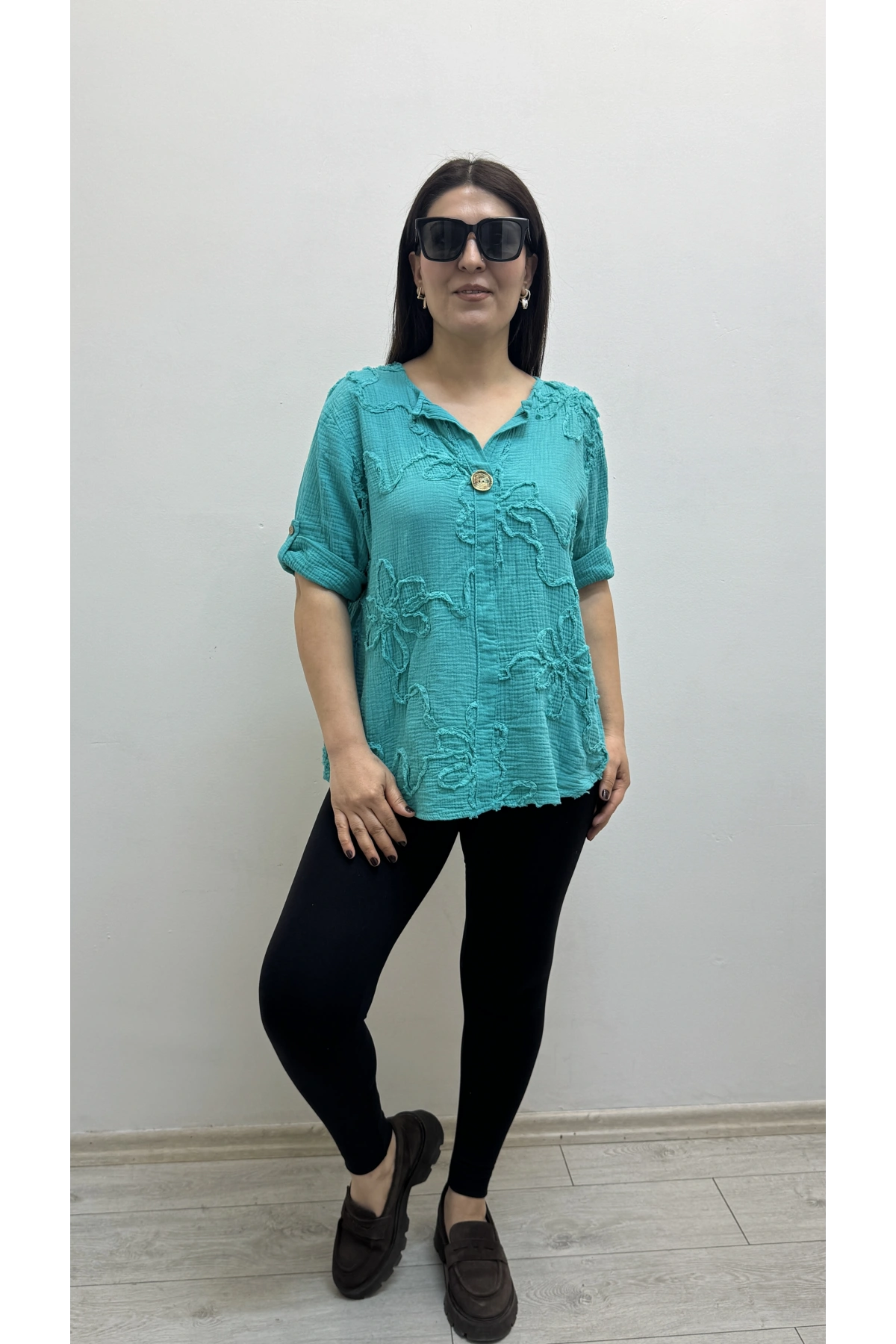 Kabartma Desenli Turkuaz Rengi Müslin Bluz