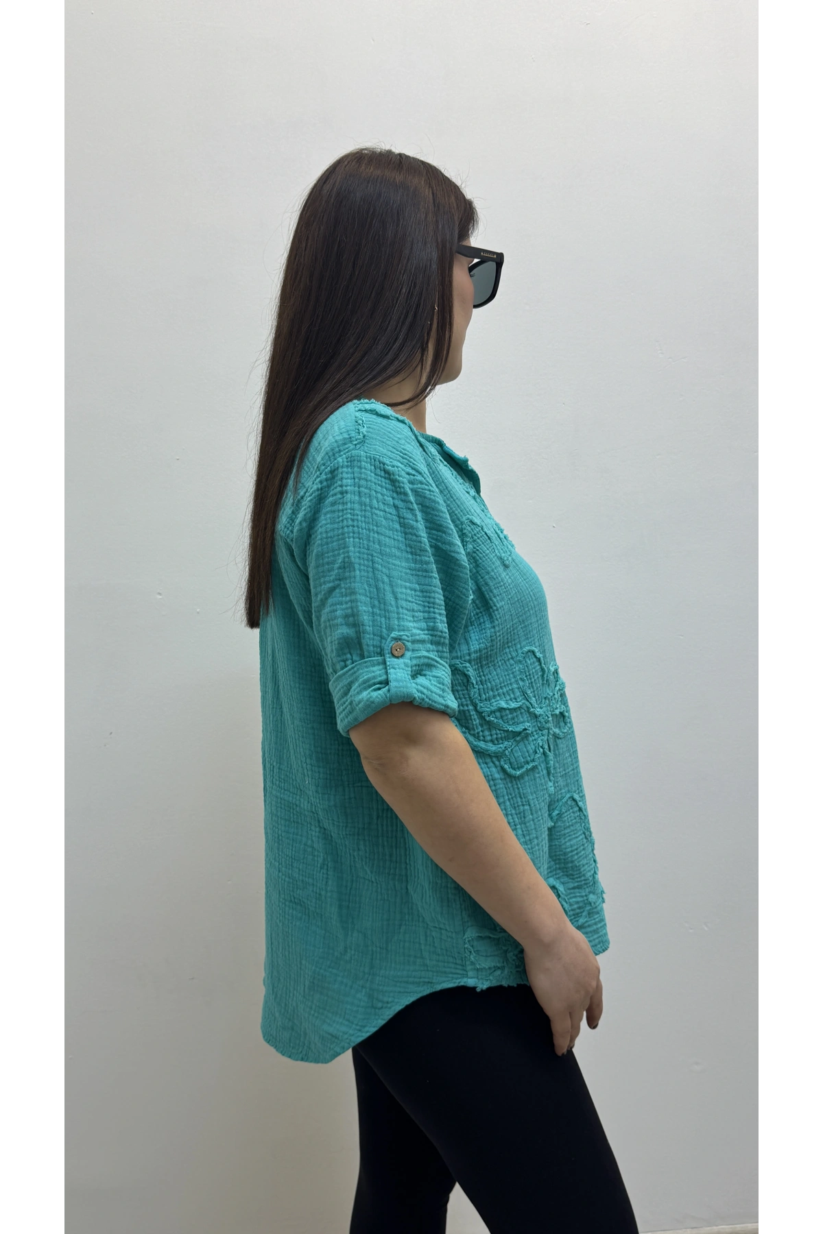 Kabartma Desenli Turkuaz Rengi Müslin Bluz