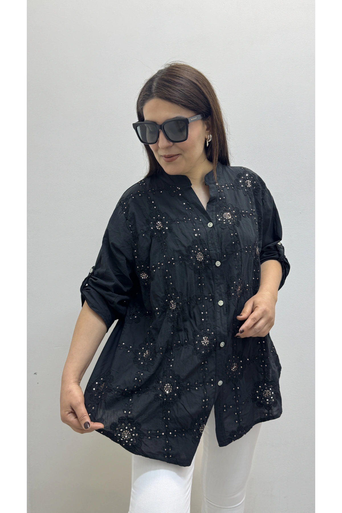 Nakışlı Çiçek Desenli Pul Payet İşlemeli Hakim Yaka Siyah İthal Gömlek