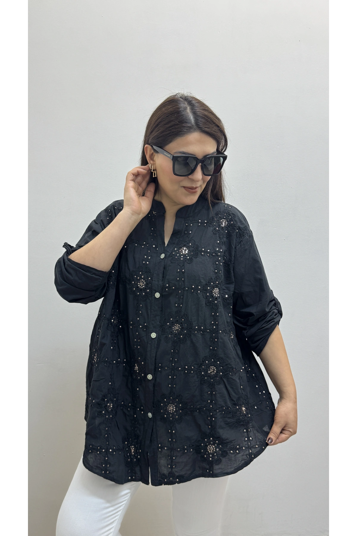 Nakışlı Çiçek Desenli Pul Payet İşlemeli Hakim Yaka Siyah İthal Gömlek