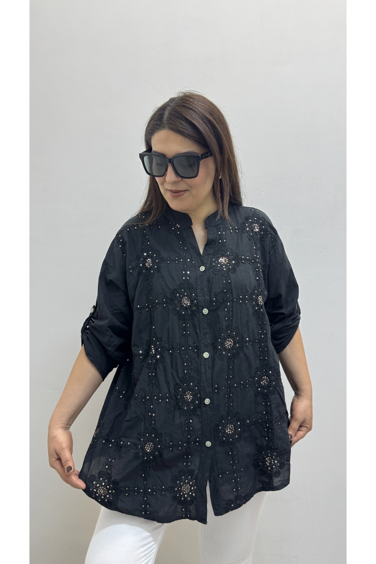 Nakışlı Çiçek Desenli Pul Payet İşlemeli Hakim Yaka Siyah İthal Gömlek