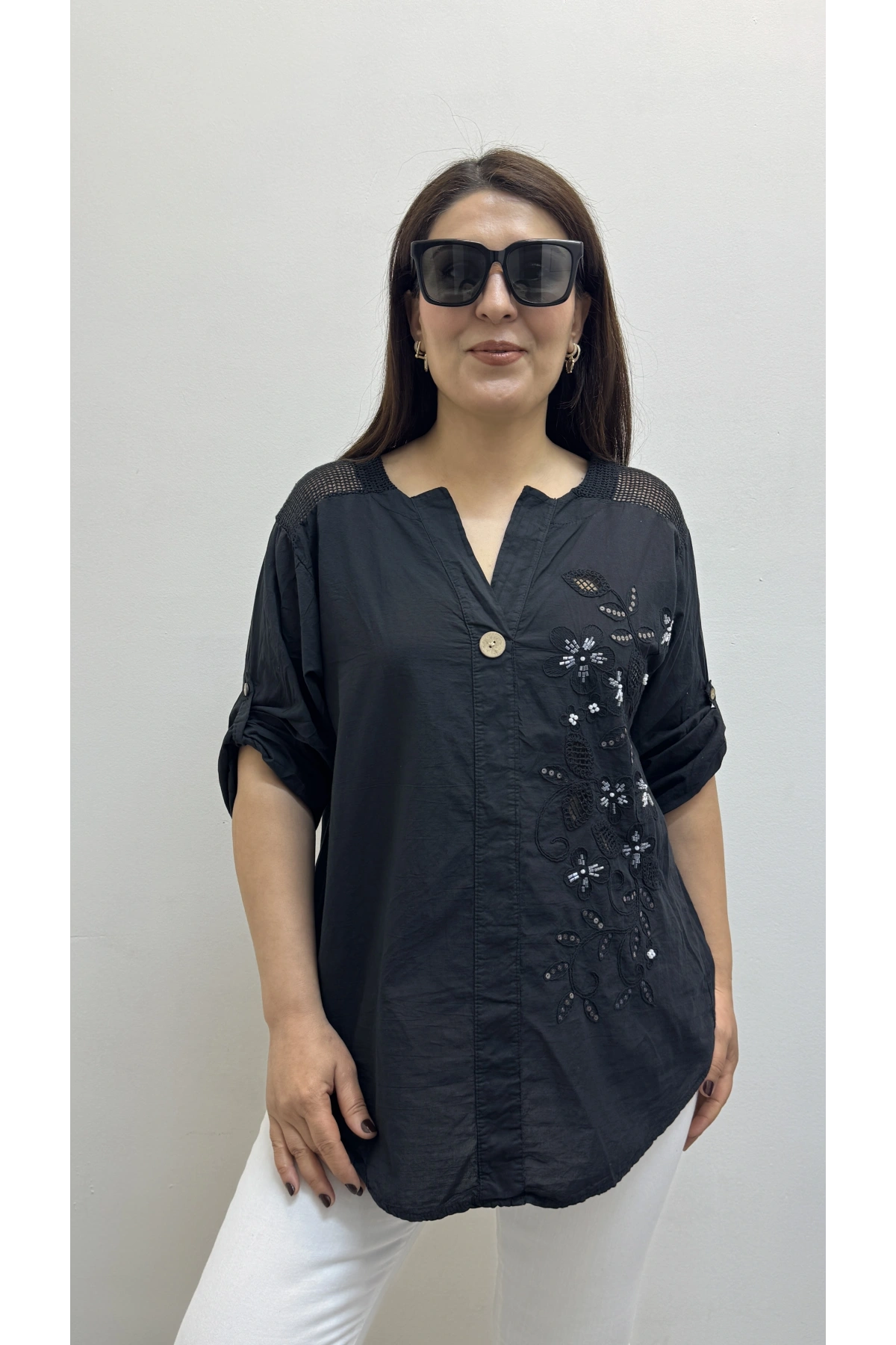 Nakış İşlemeli Hakim Yaka Siyah İthal Gömlek