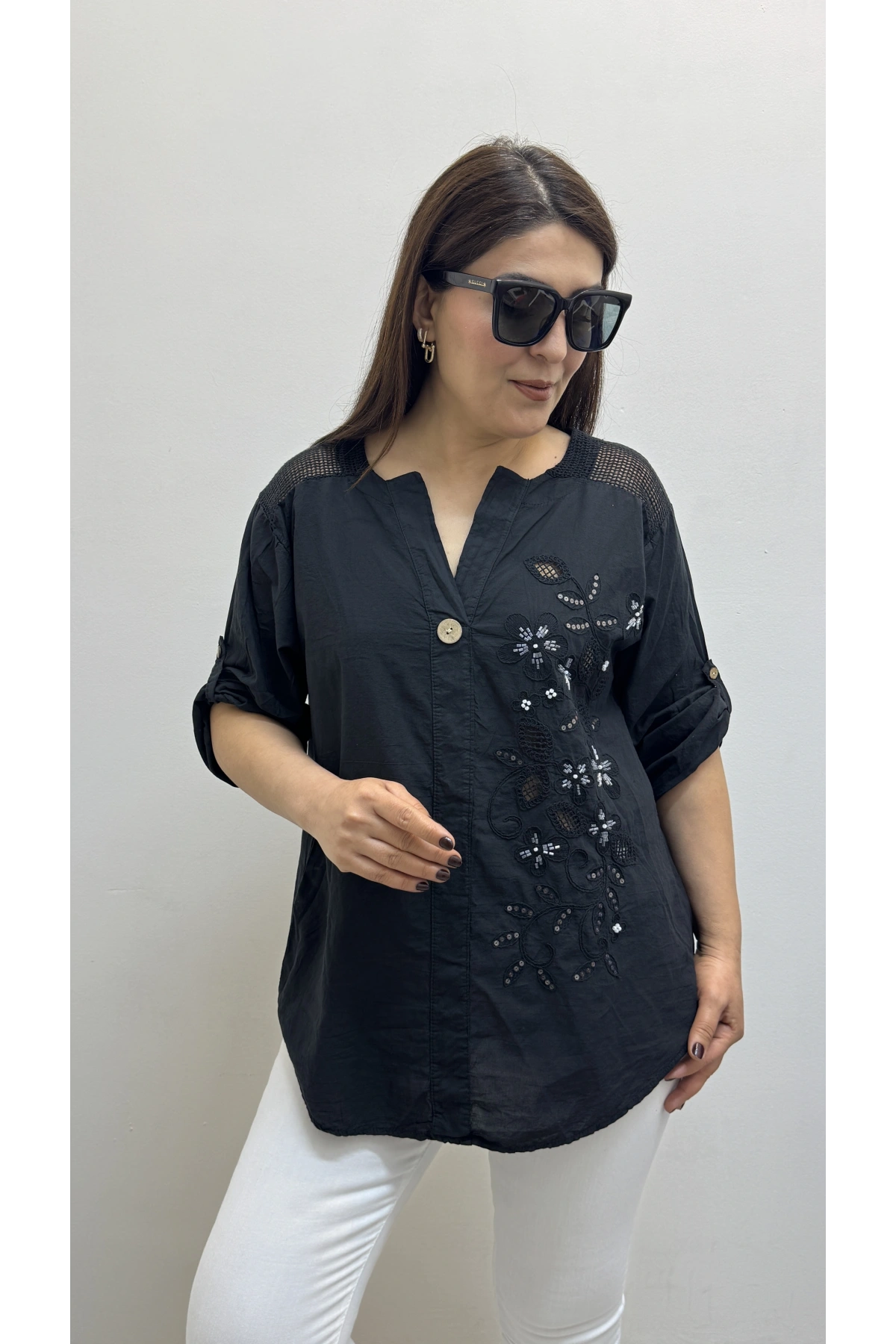 Nakış İşlemeli Hakim Yaka Siyah İthal Gömlek