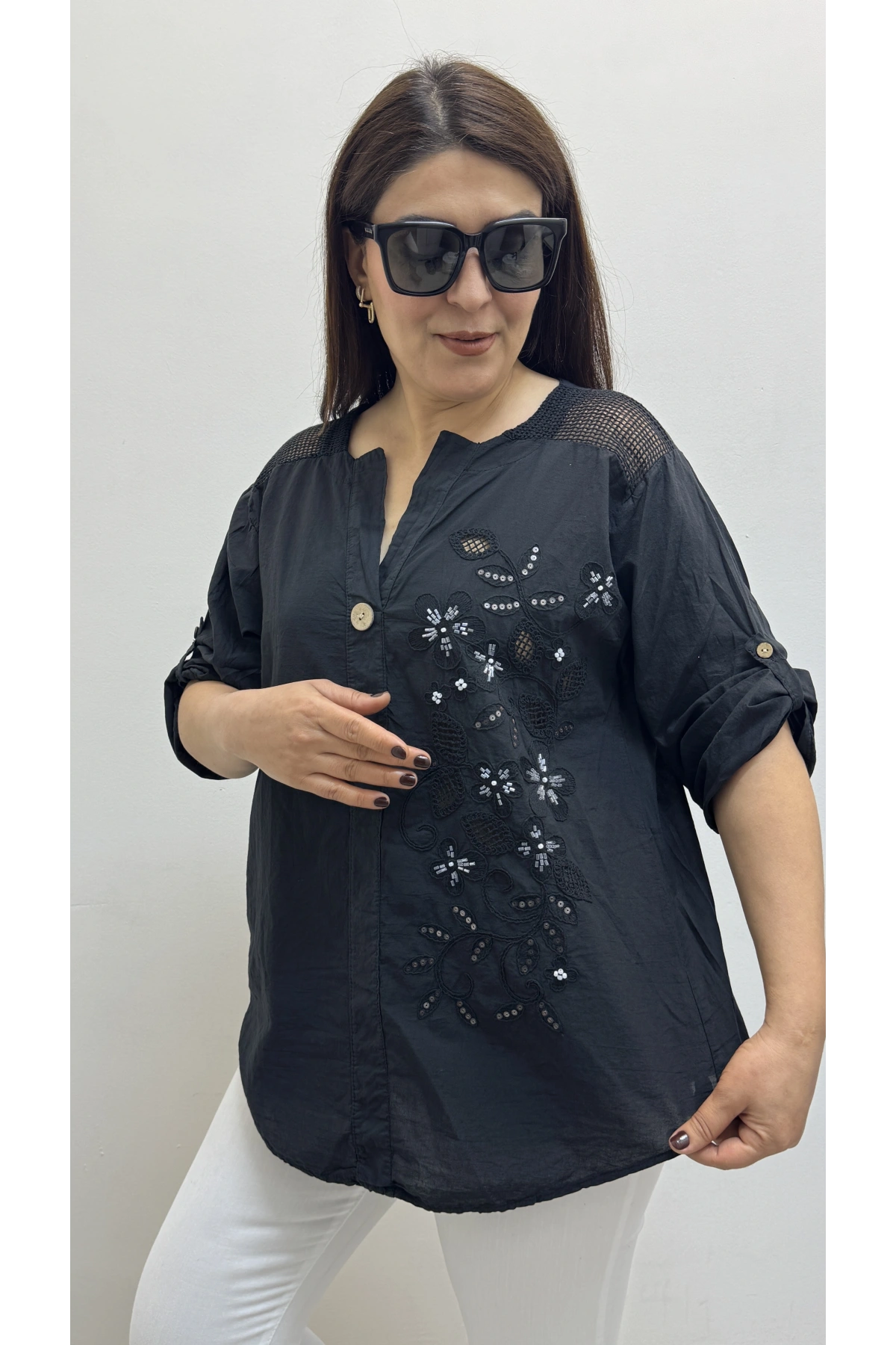 Nakış İşlemeli Hakim Yaka Siyah İthal Gömlek