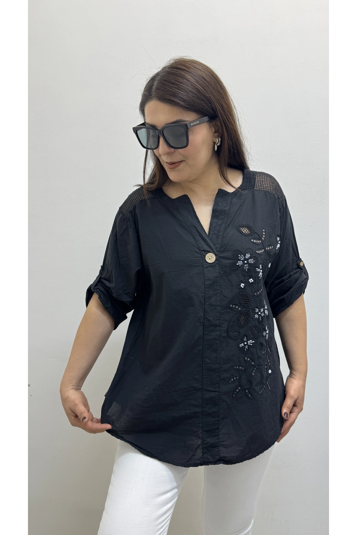 Nakış İşlemeli Hakim Yaka Siyah İthal Gömlek