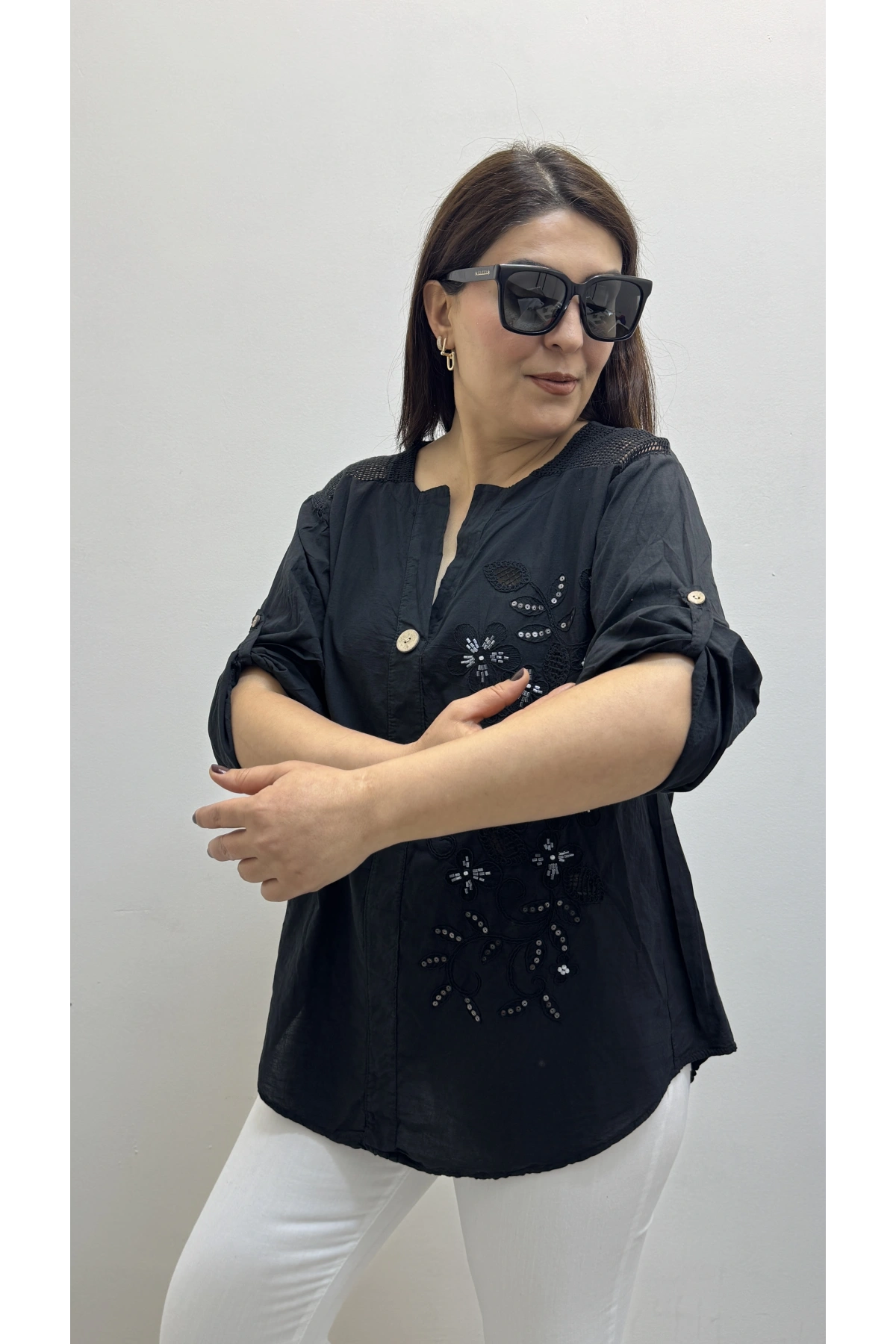 Nakış İşlemeli Hakim Yaka Siyah İthal Gömlek