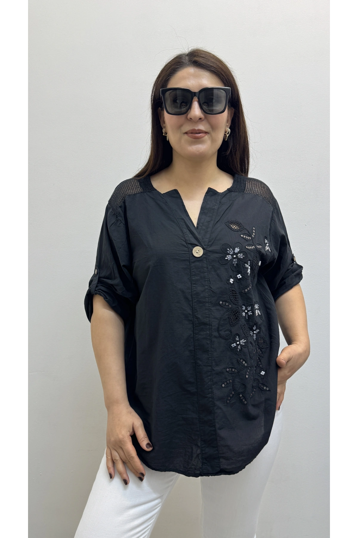 Nakış İşlemeli Hakim Yaka Siyah İthal Gömlek