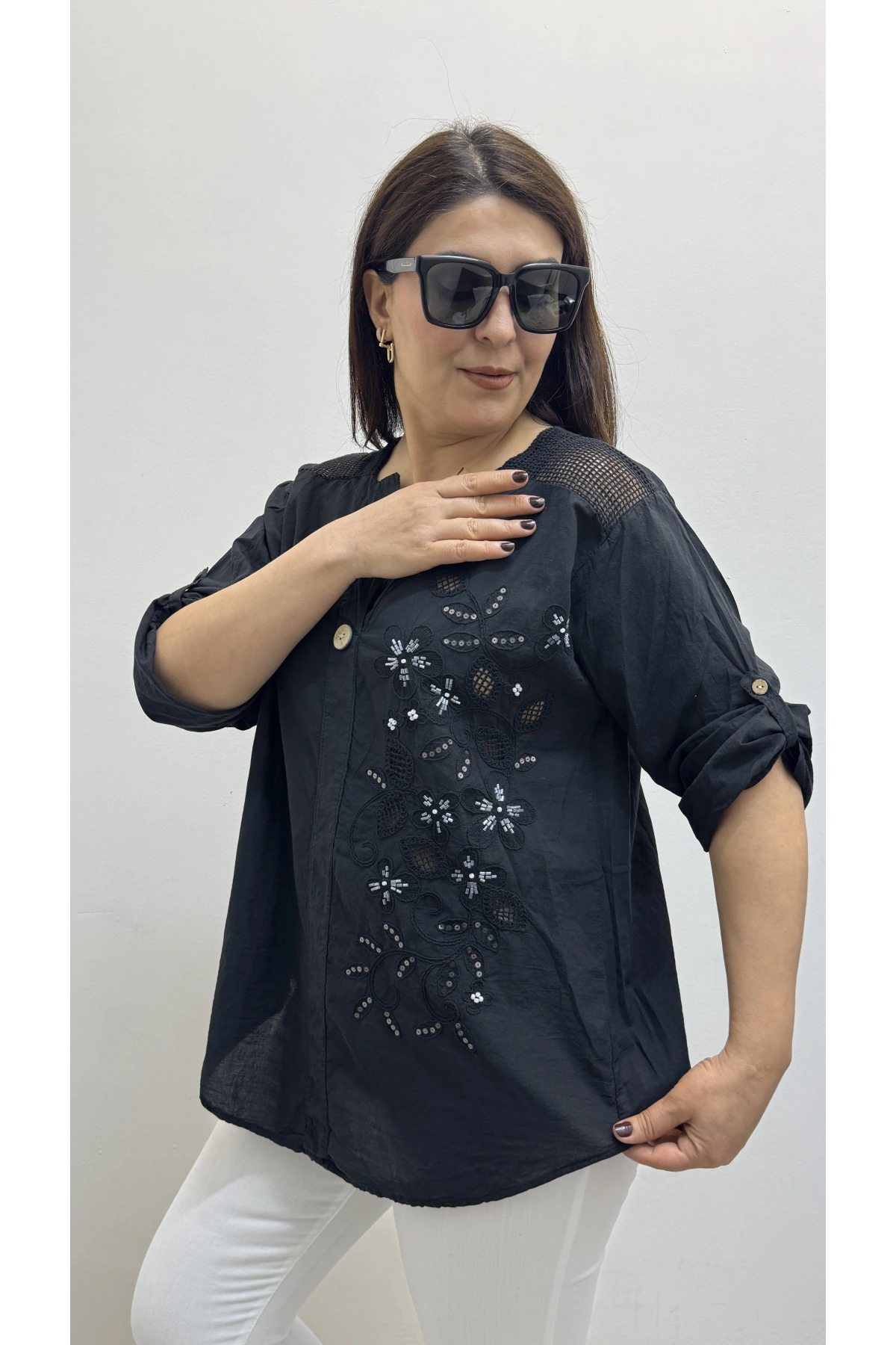 Nakış İşlemeli Hakim Yaka Siyah İthal Gömlek