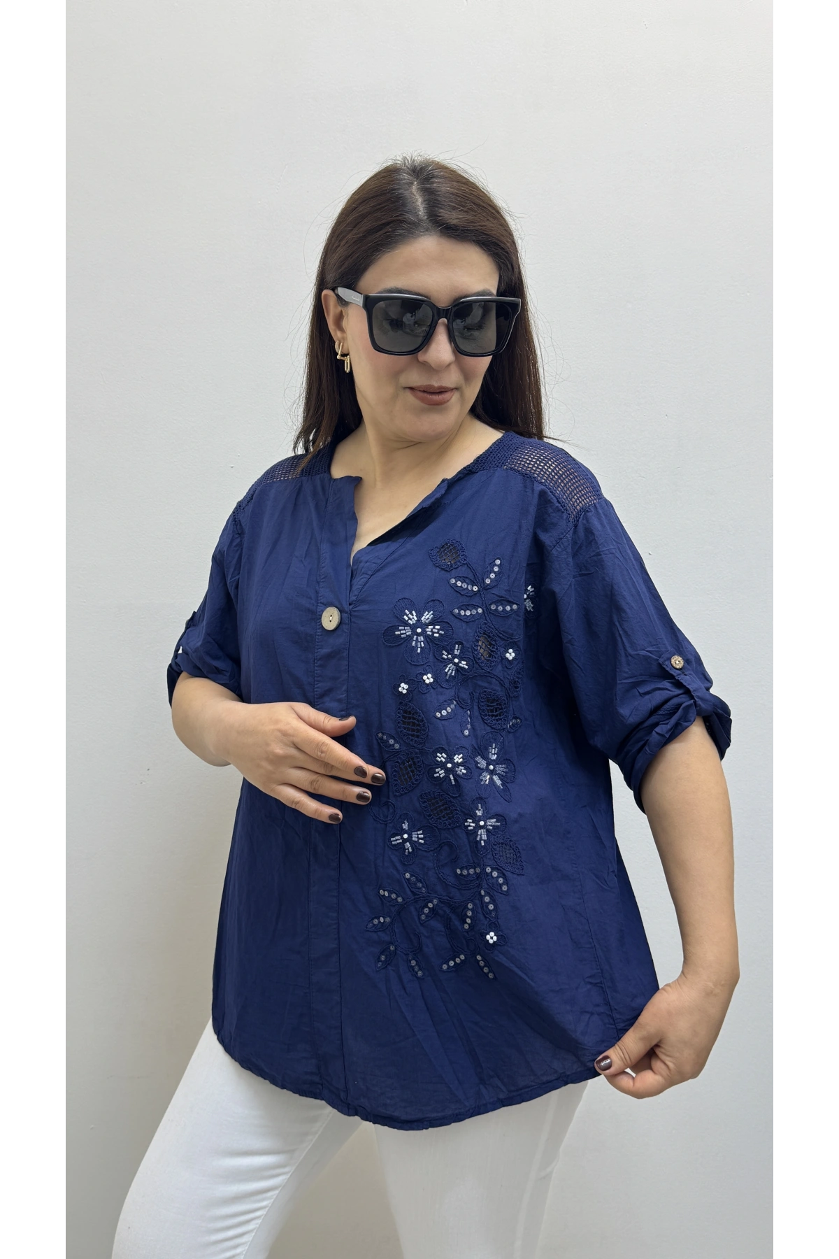 Nakış İşlemeli Hakim Yaka Lacivert İthal Gömlek