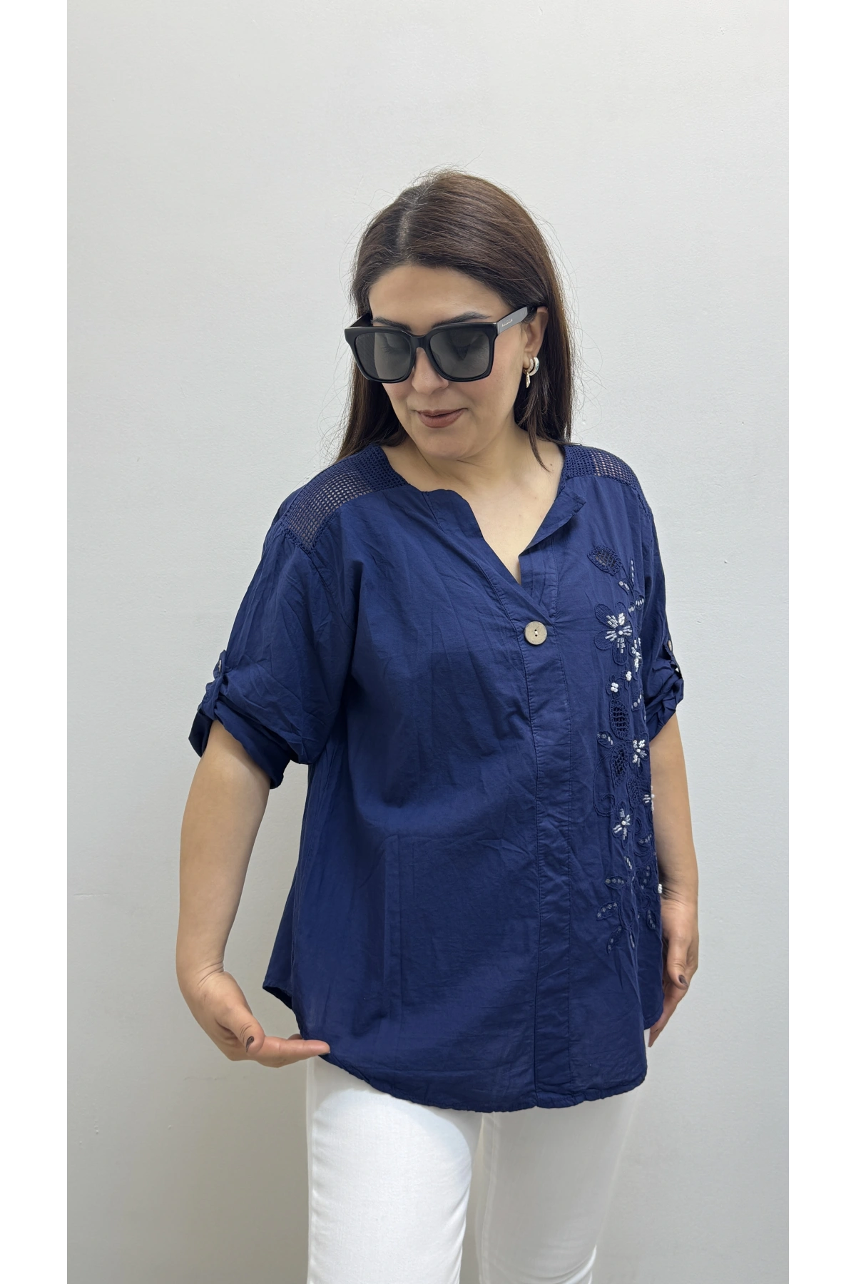 Nakış İşlemeli Hakim Yaka Lacivert İthal Gömlek