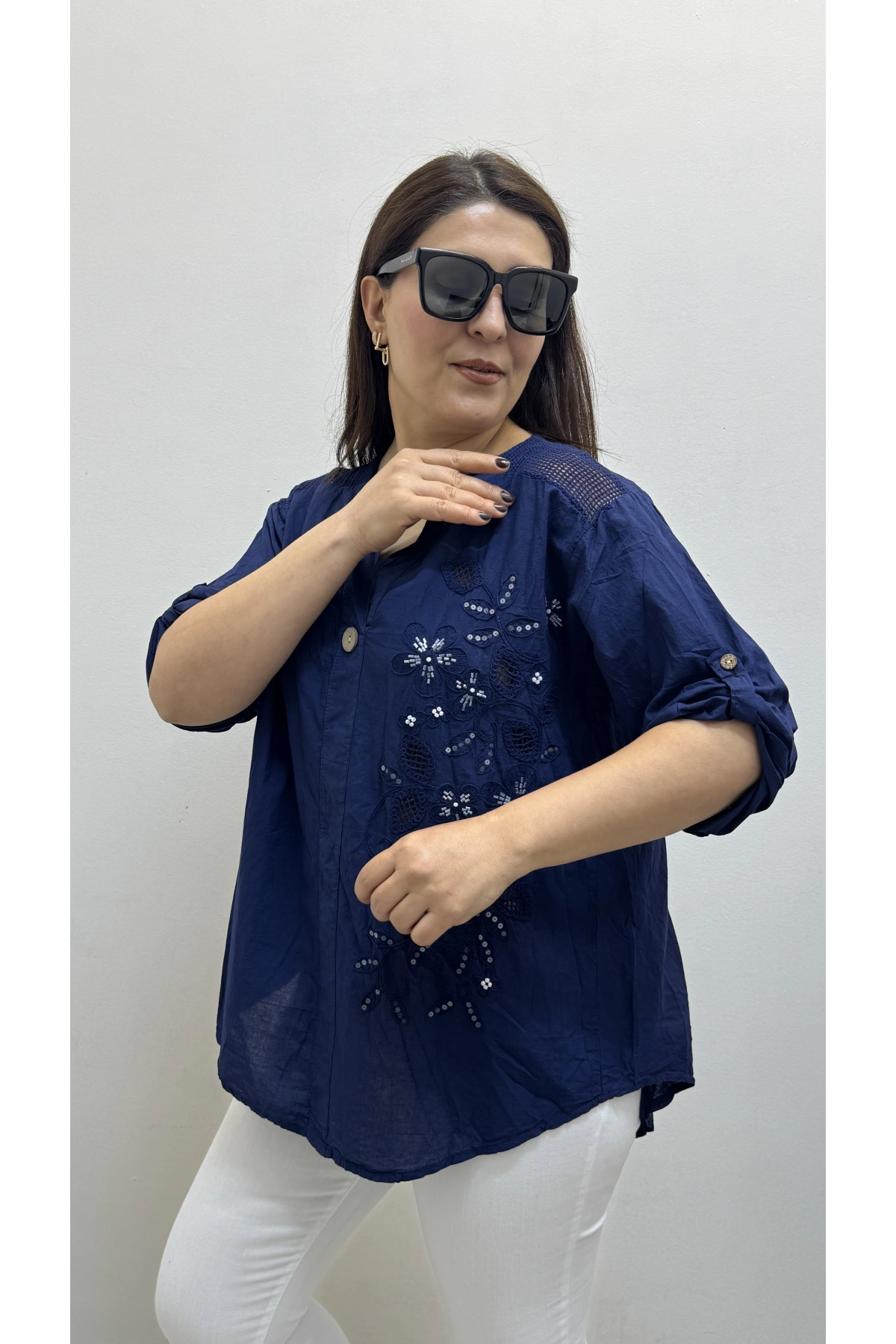 Nakış İşlemeli Hakim Yaka Lacivert İthal Gömlek